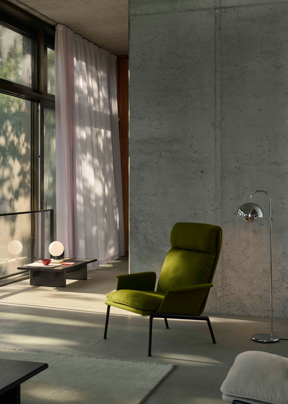 Gevoerde MUNO LN17 fauteuil met een donkere aluminium basis