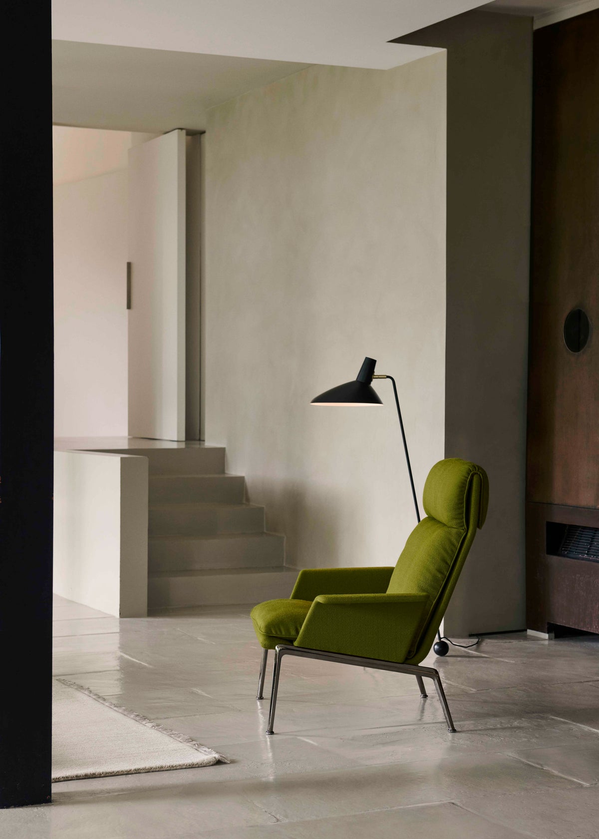 Gevoerde MUNO LN17 fauteuil met een donkere aluminium basis