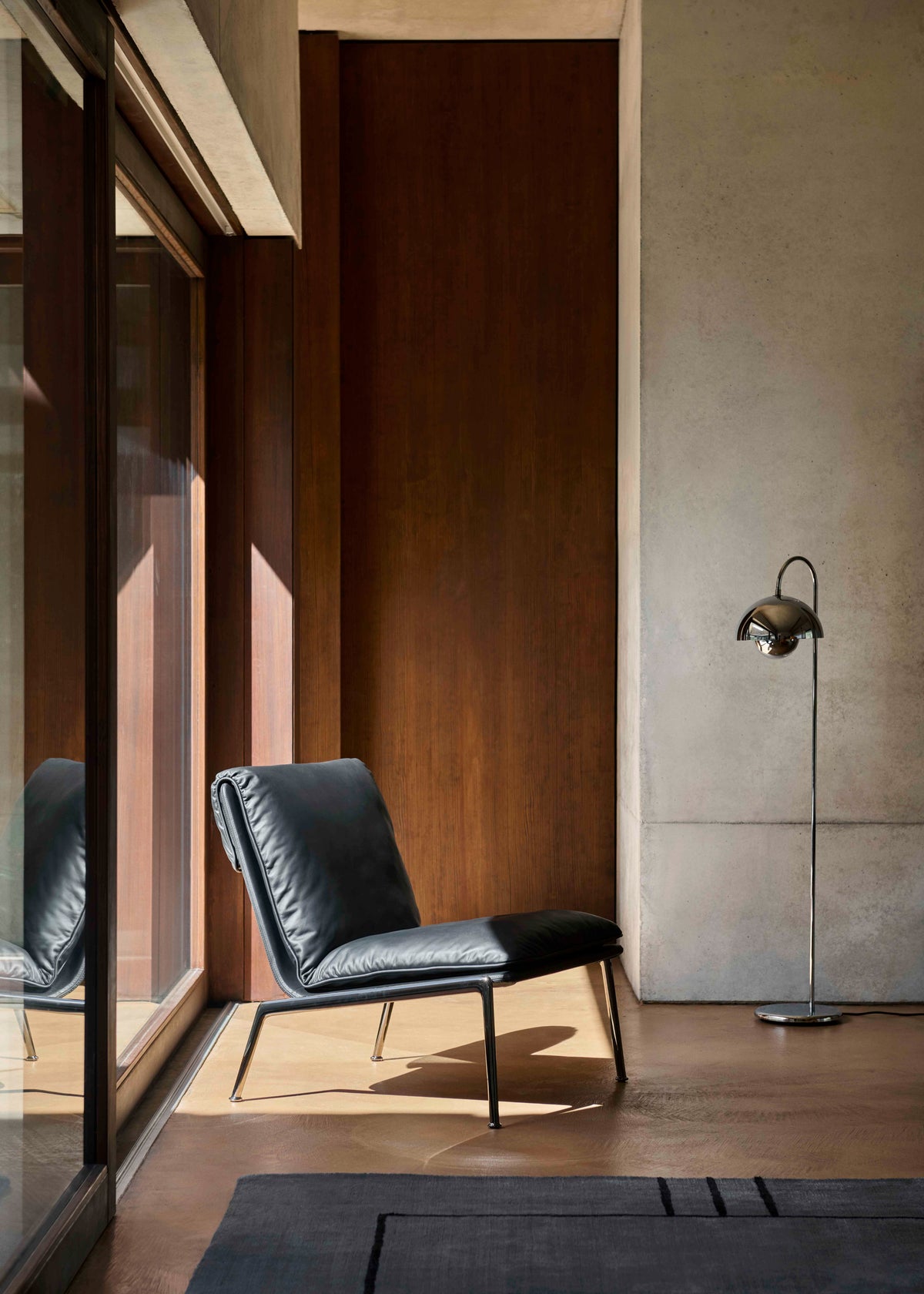 Fauteuil MUNO LN18 gestoffeerd met een donkere aluminium basis