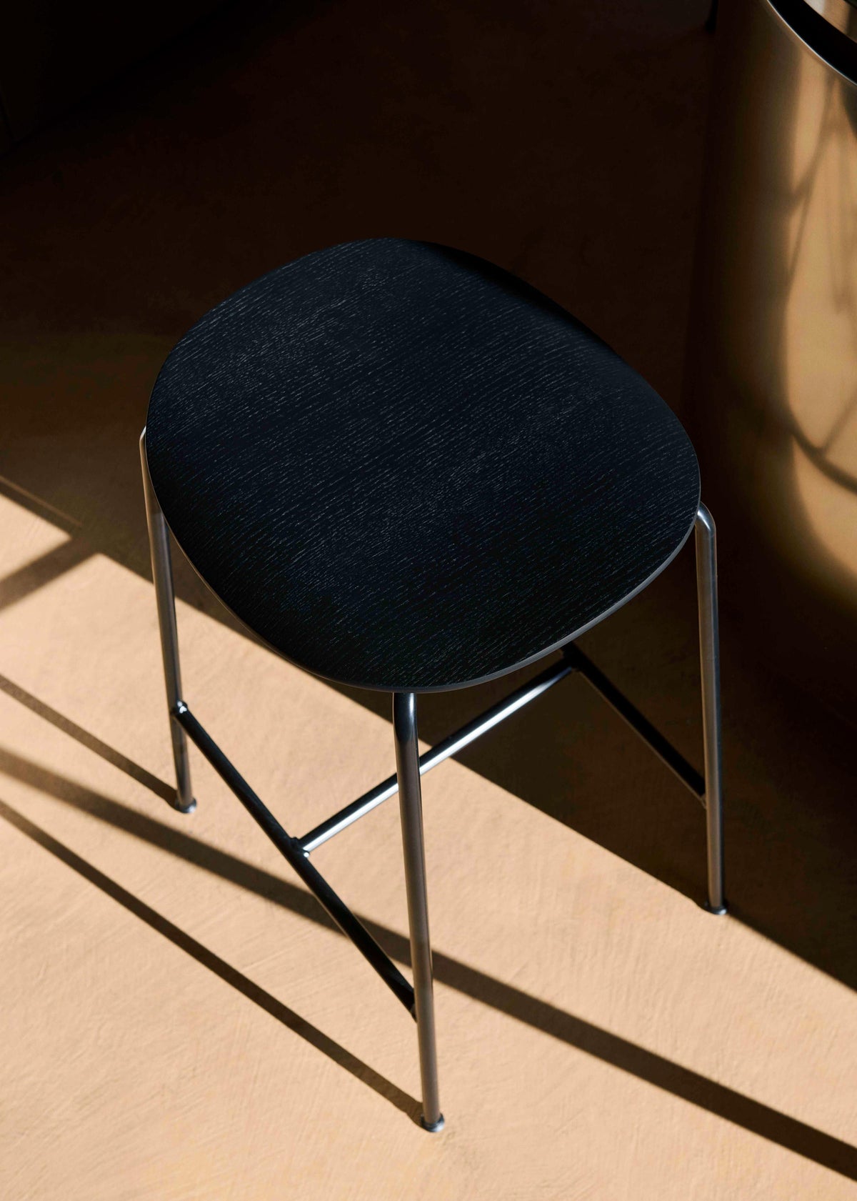 Hocker PAVILION zwart eikenhout met een zwarte stalen basis