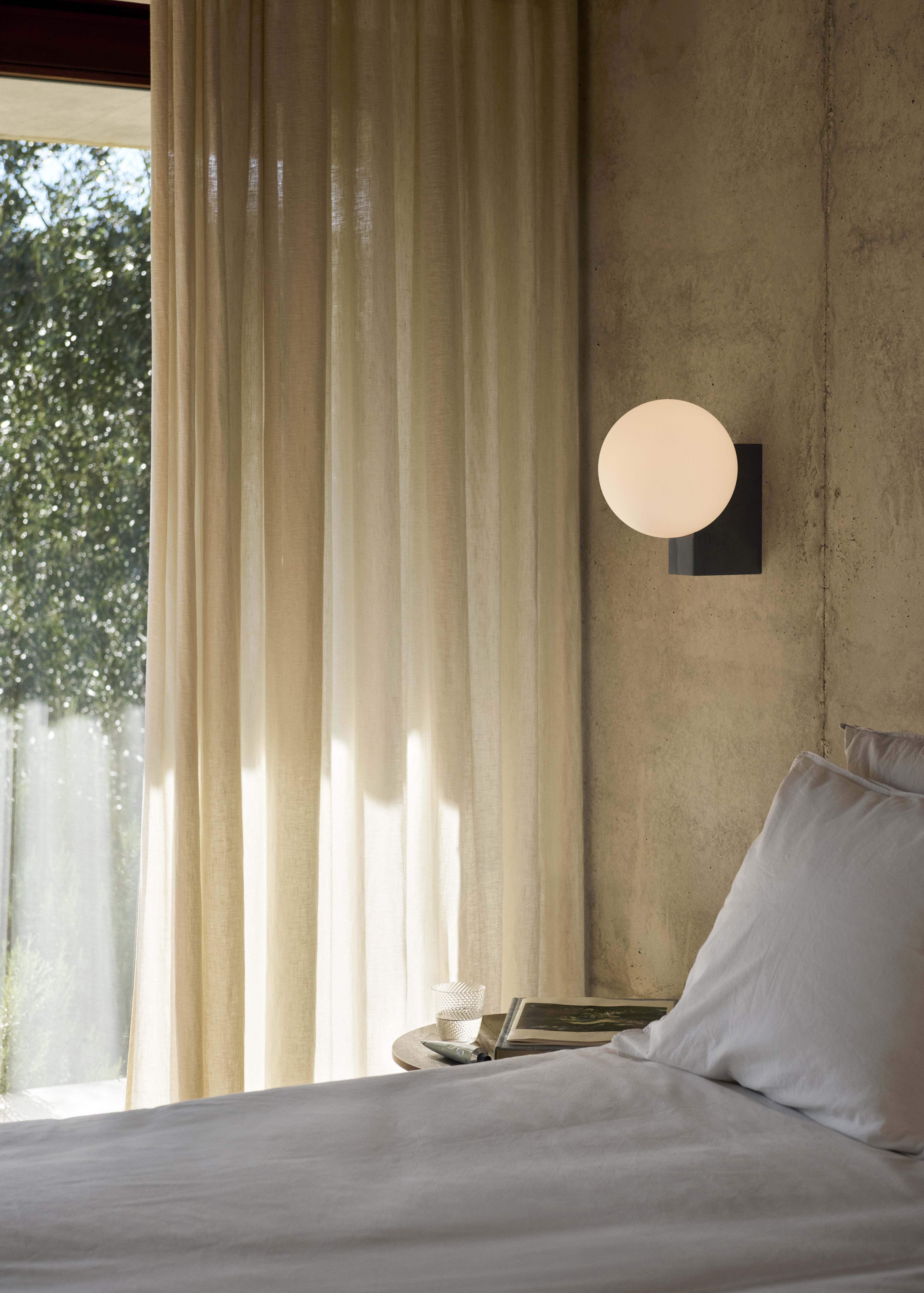 Wandlamp JOURNEY SH2 met glazen kap en grijze voet