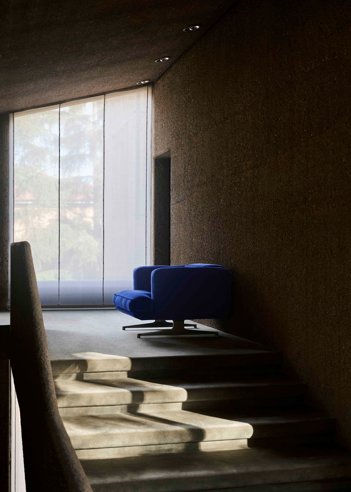 Fauteuil INLAND AV21 gestoffeerd met een zwarte basis