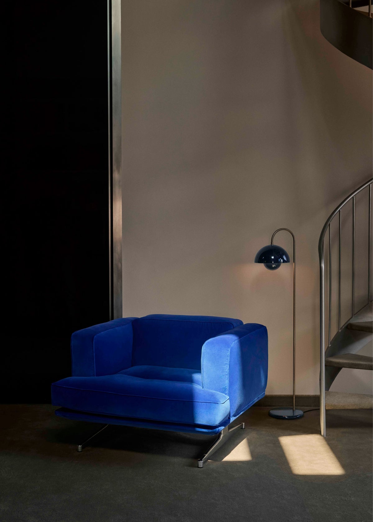 Fauteuil INLAND AV21 gestoffeerd met een zwarte basis