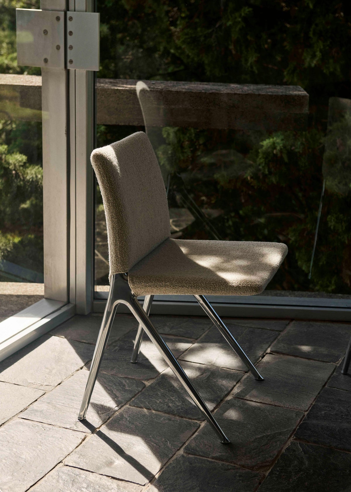 Stoel KAPE IF7 gestoffeerd met een aluminium basis