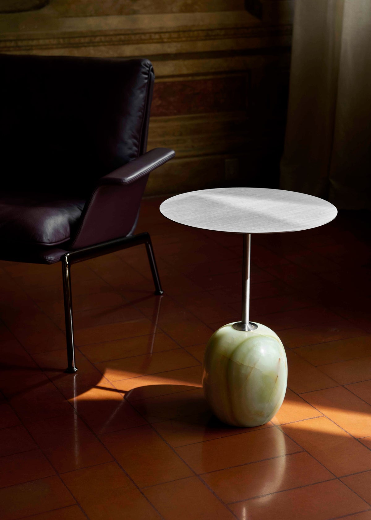 Fauteuil MUNO LN19 gestoffeerd met een donkere aluminium basis