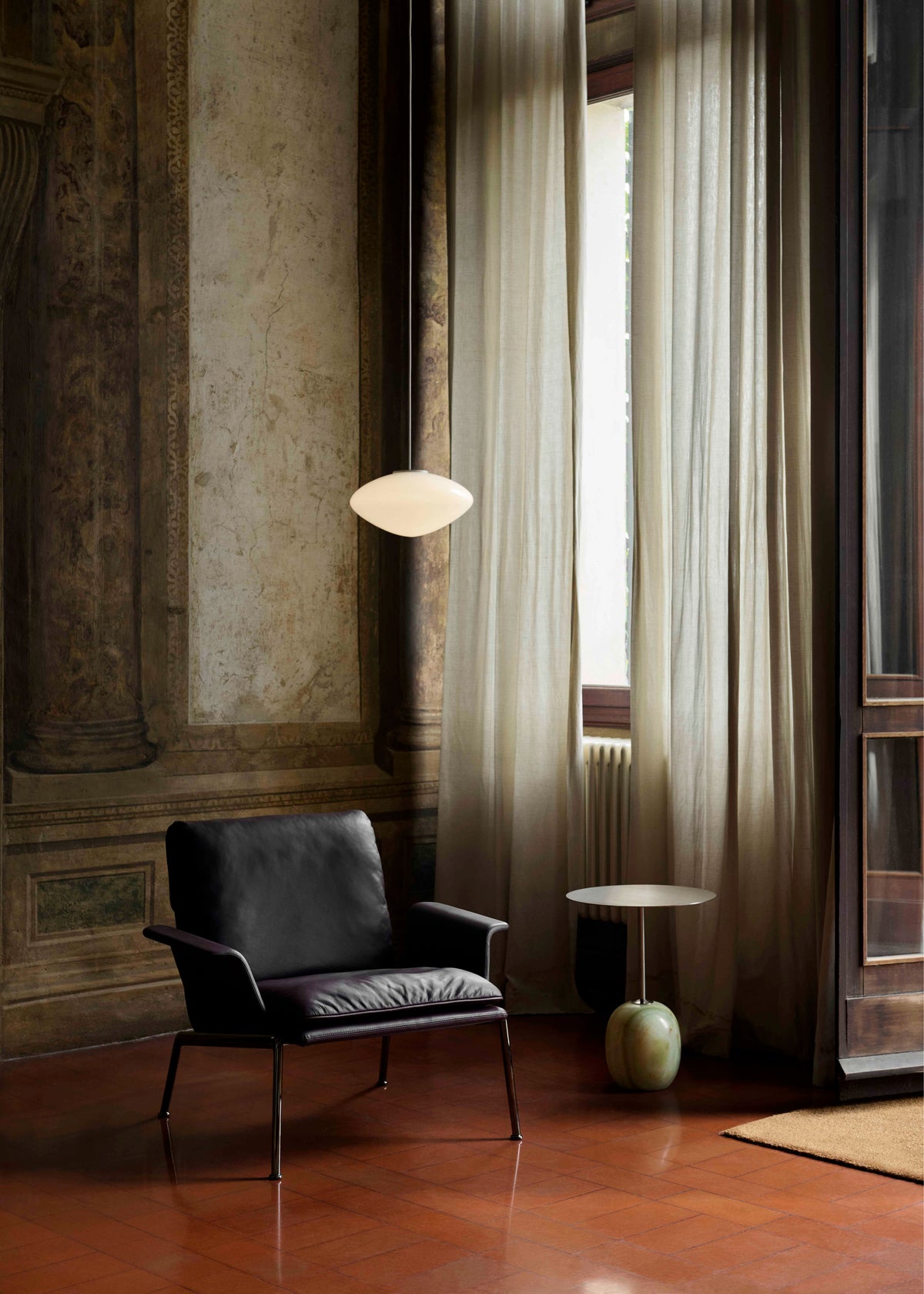 Fauteuil MUNO LN19 gestoffeerd met een donkere aluminium basis