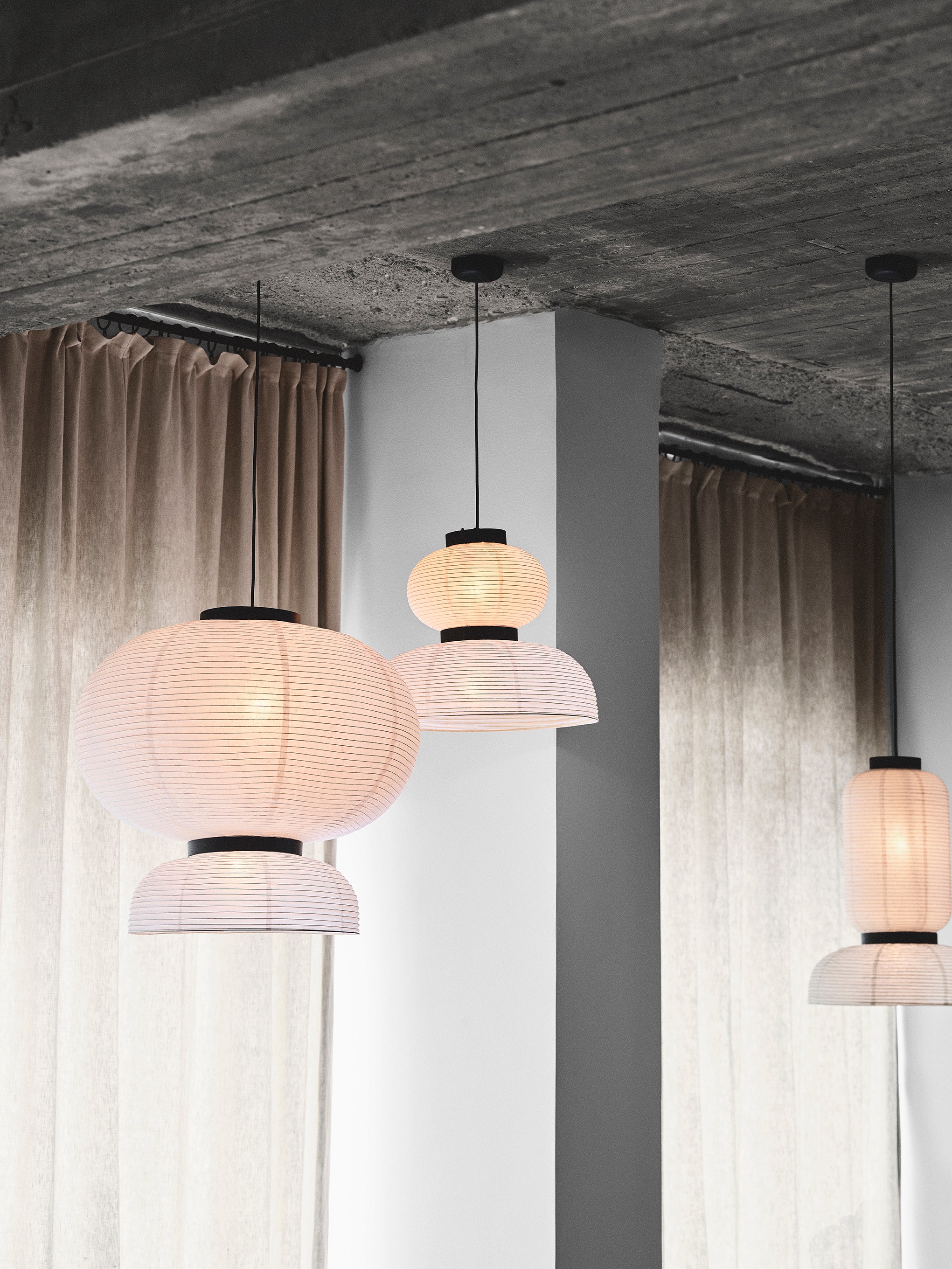 Hanglamp FORMAKAMI JH5 met witte papieren kap en zwart eiken afwerking