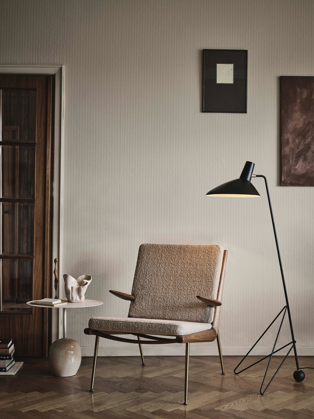 Fauteuil met armleuningen BOOMERANG HM2 gestoffeerd notenhouten frame met een stalen basis