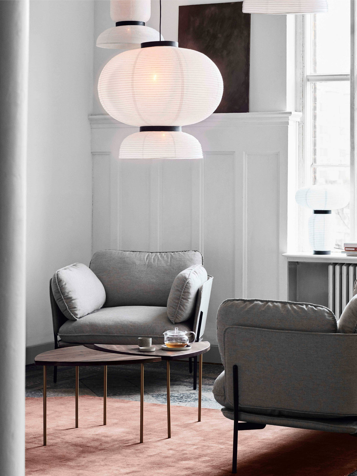 Fauteuil CLOUD LN1 gestoffeerd met een verchroomde basis
