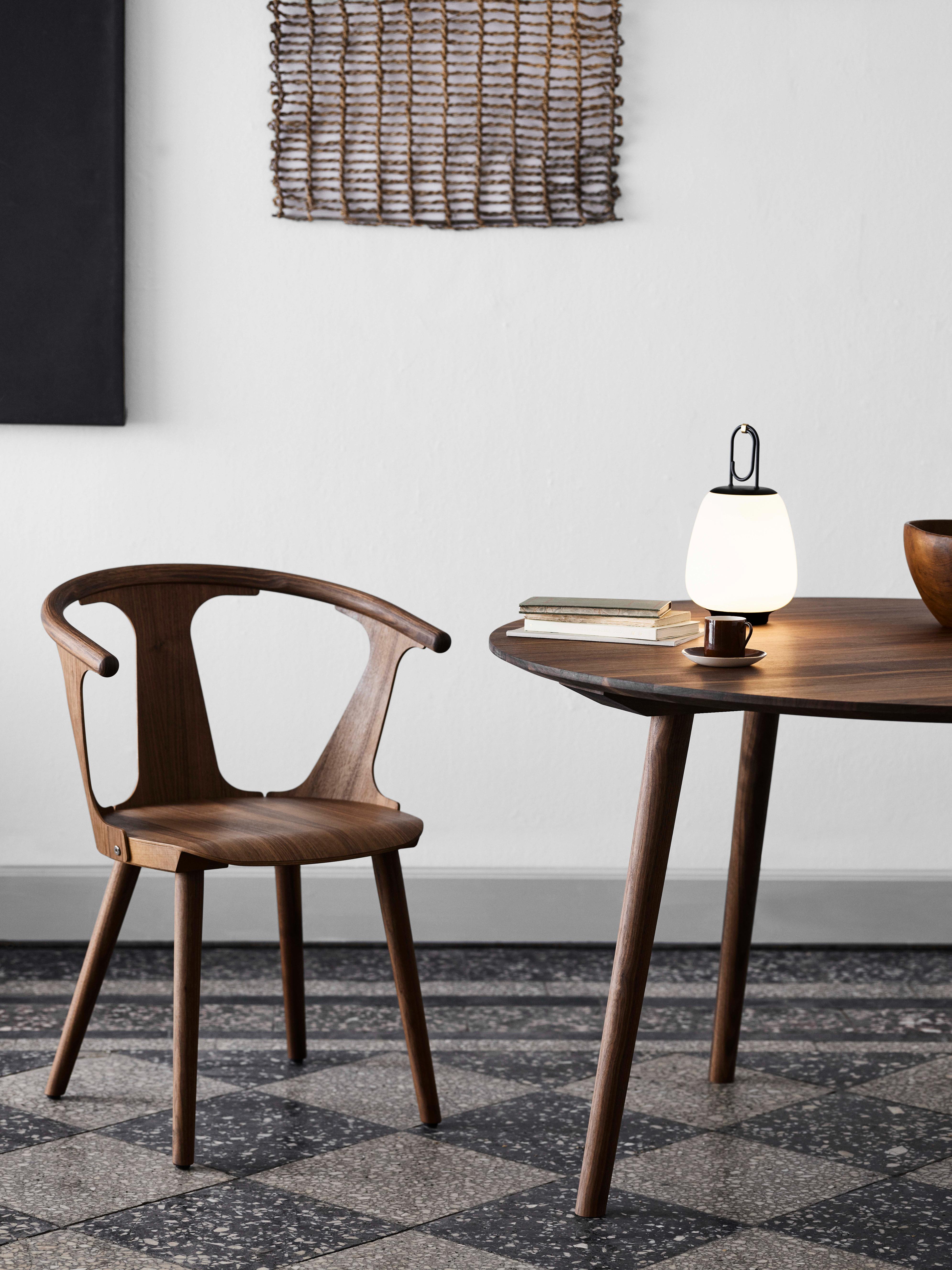 Ronde tafel IN BETWEEN gerookt geolied eiken