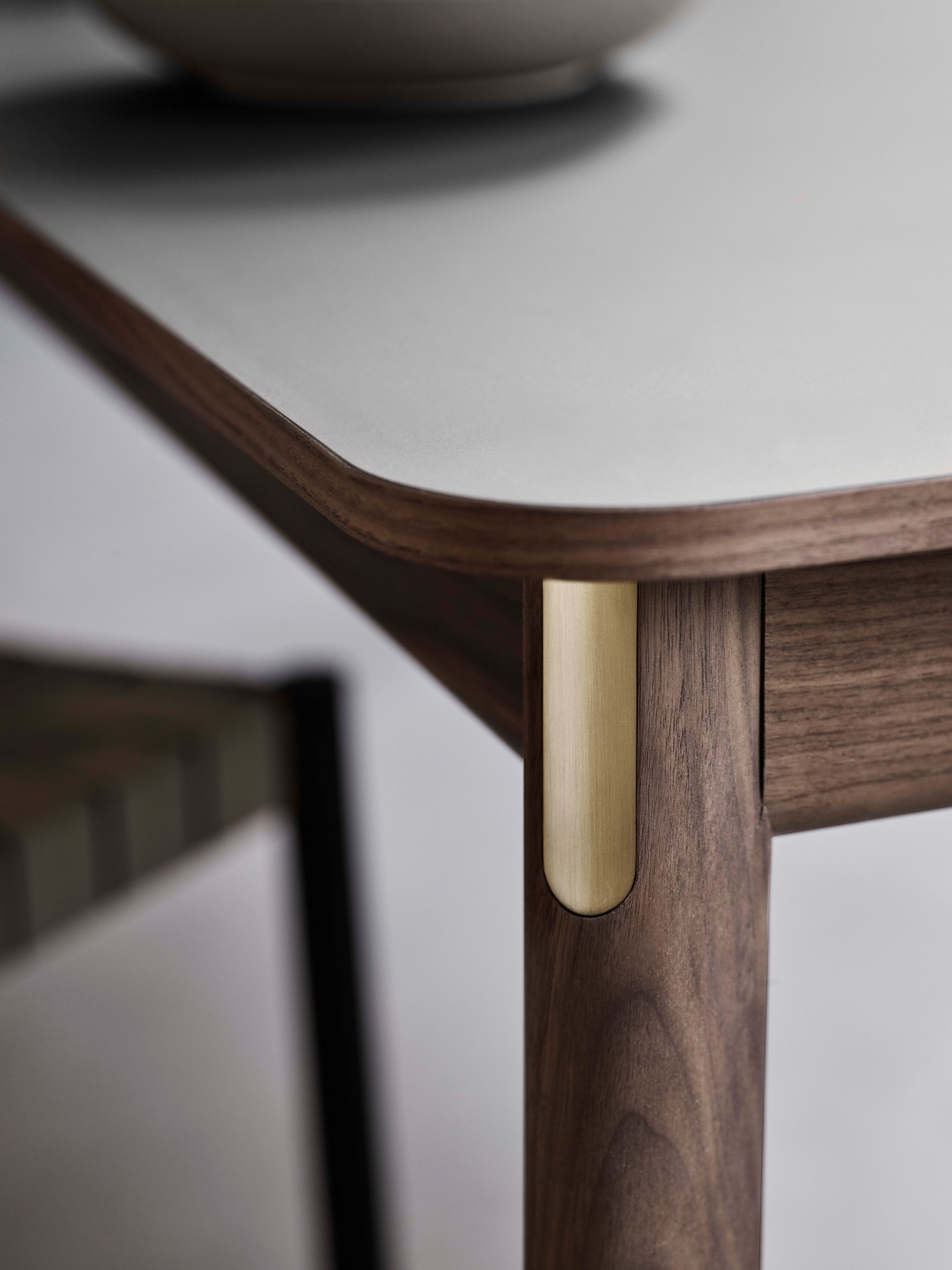 Uitschuifbare PATCH tafel met grijs gelamineerd blad en een basis van gerookt eikenhout