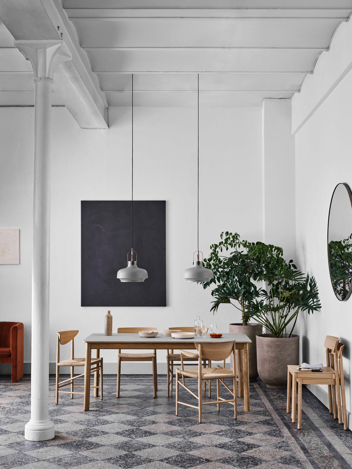 Uitschuifbare tafel PATCH met een bruin laminaatblad en een notenhouten basis