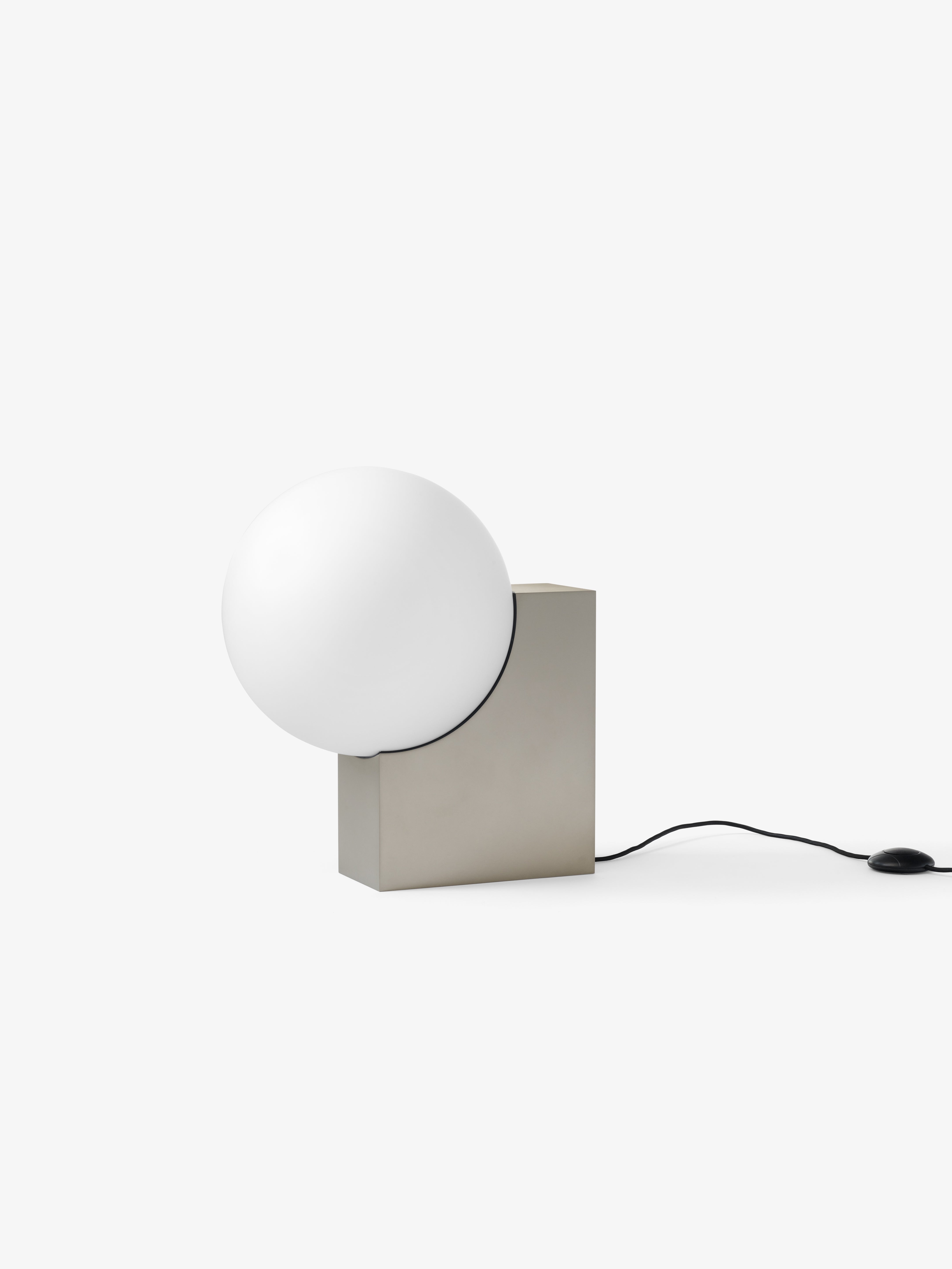 Vloerlamp JOURNEY SH4 met glazen kap en geborstelde stalen voet.
