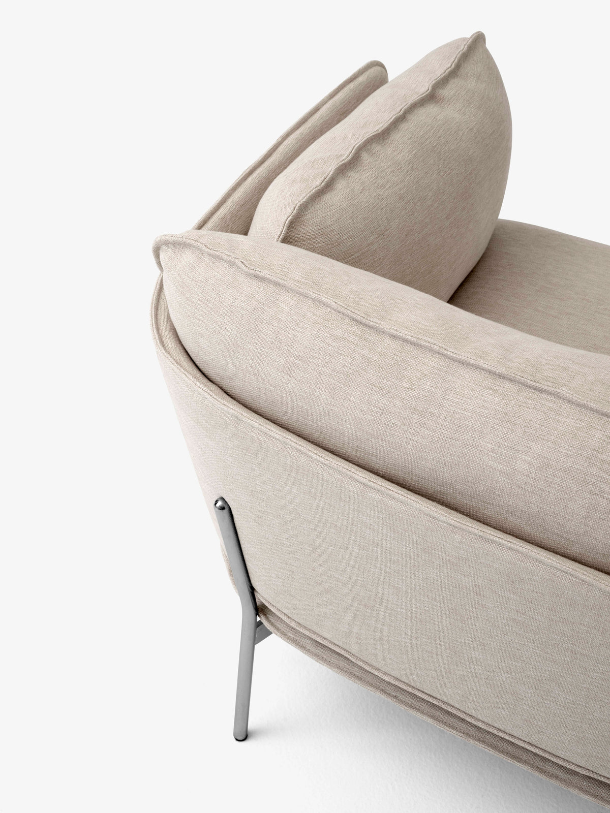 Fauteuil CLOUD LN1 gestoffeerd met een verchroomde basis