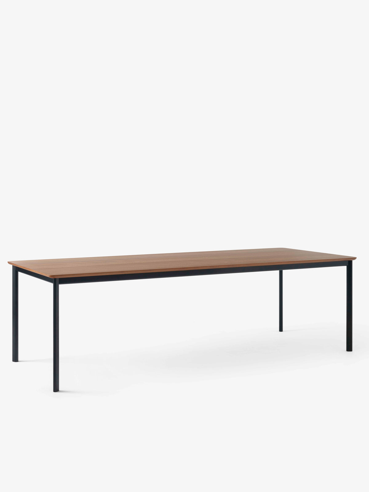 Tafel DRIP met notenhouten blad en zwarte basis