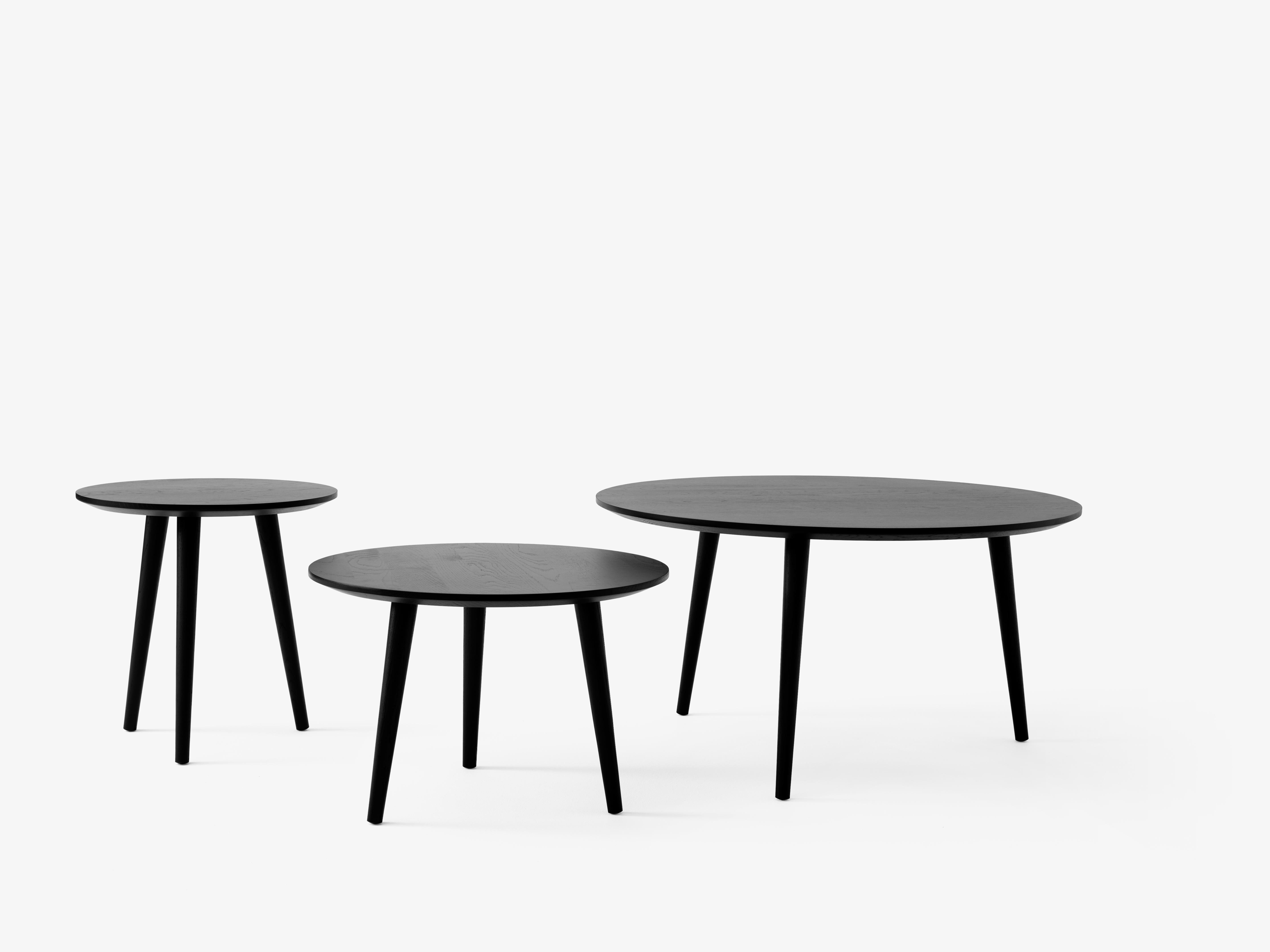 Bijzettafel IN BETWEEN zwart gelakt eiken