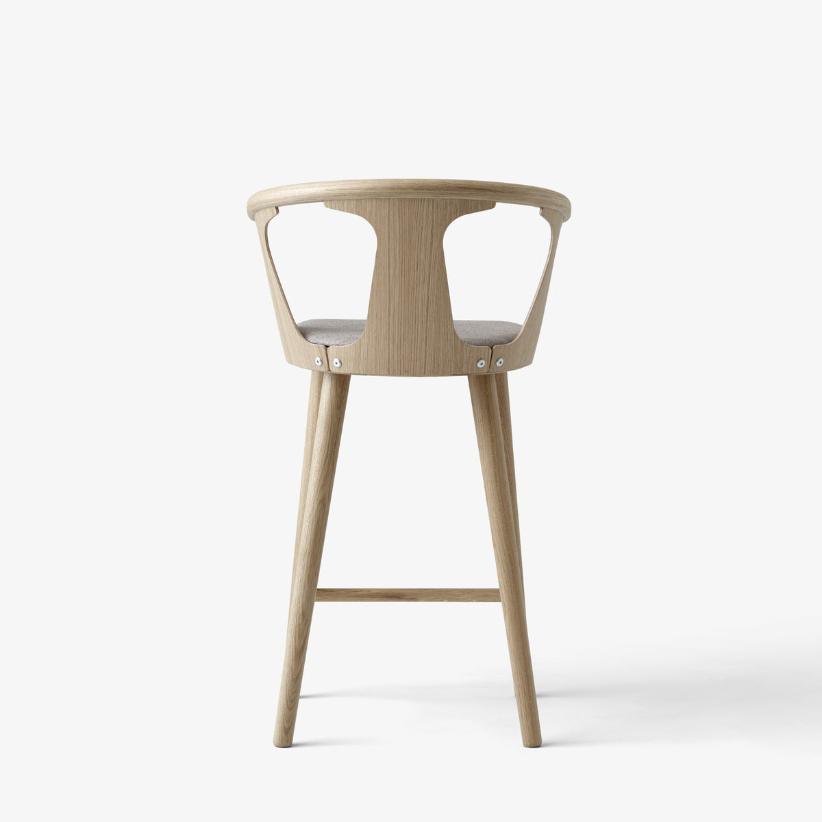 Hocker IN BETWEEN geolied eiken met een gestofferde zitting