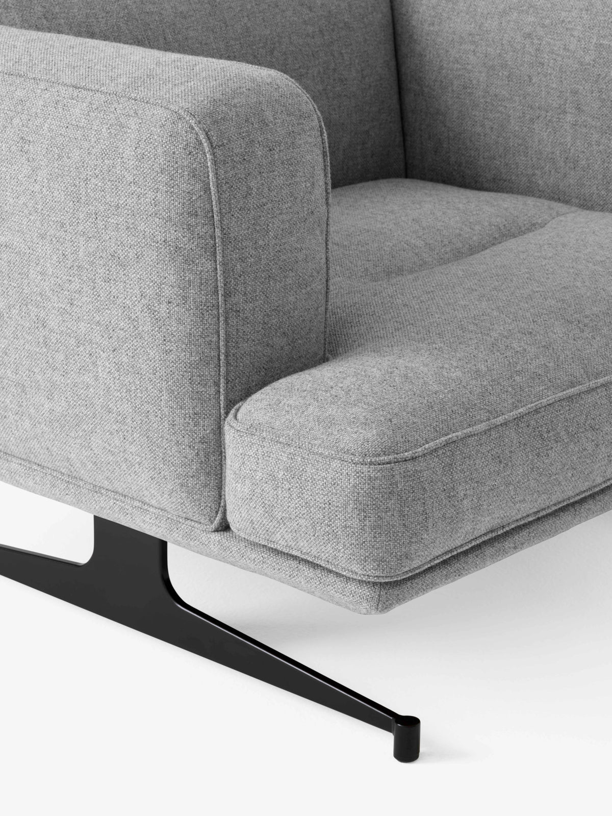 Fauteuil INLAND AV21 gestoffeerd met een zwarte basis