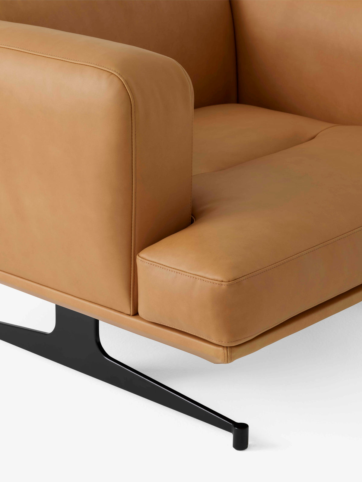 Fauteuil INLAND AV21 gestoffeerd met een zwarte basis