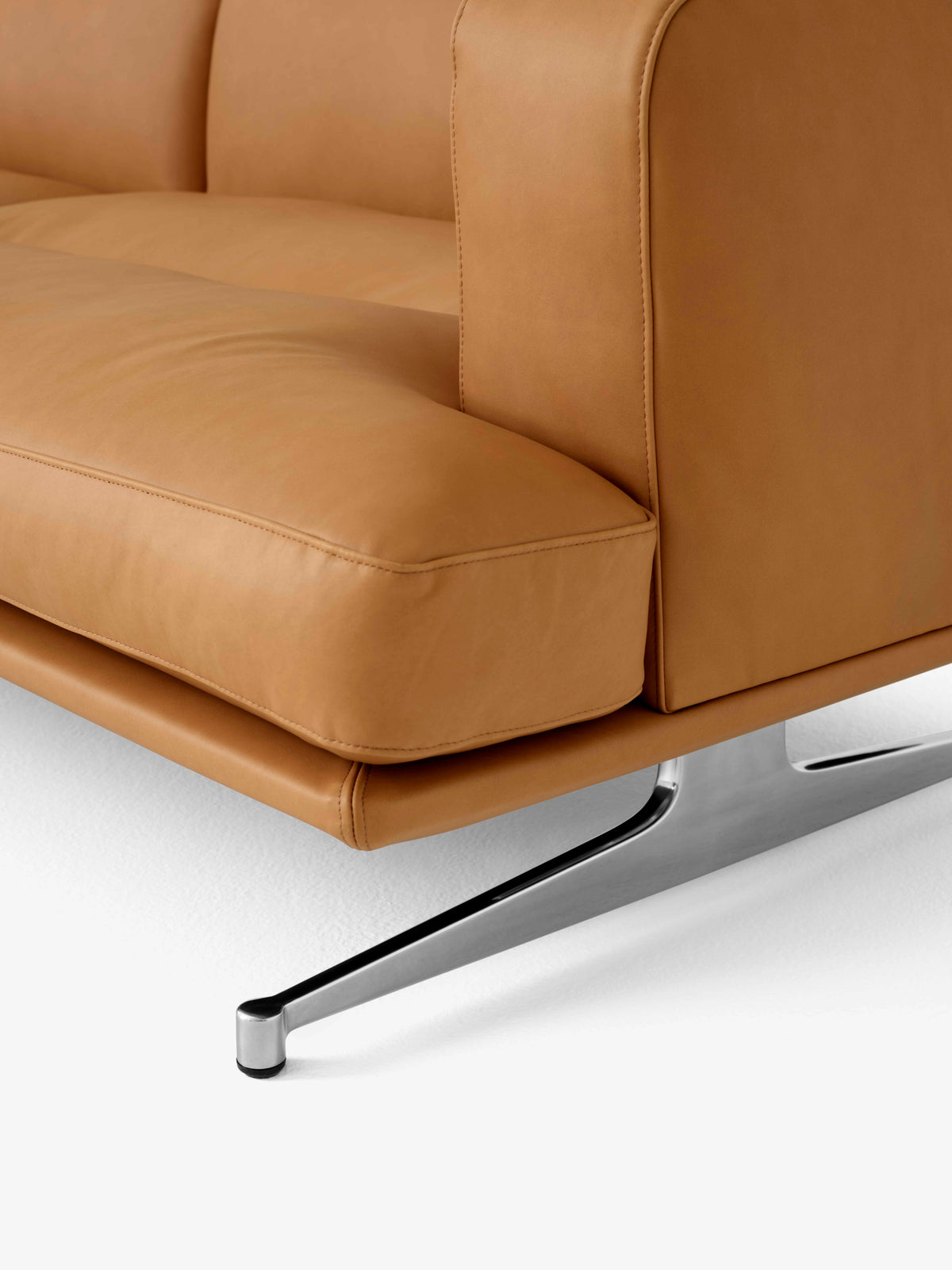Sofa 3-zits INLAND AV23 gestoffeerd met een aluminium basis