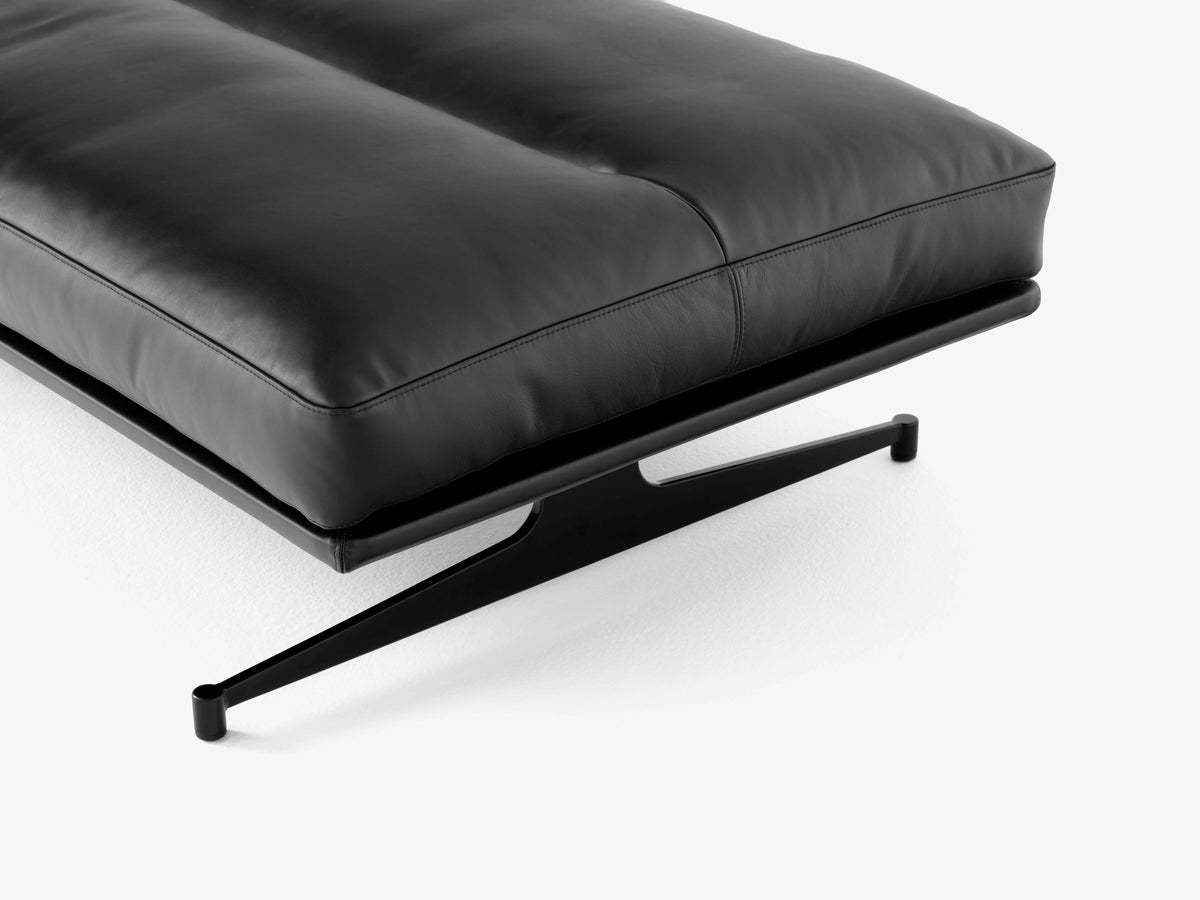 Hocker INLAND AV32 gestoffeerd met een zwarte basis
