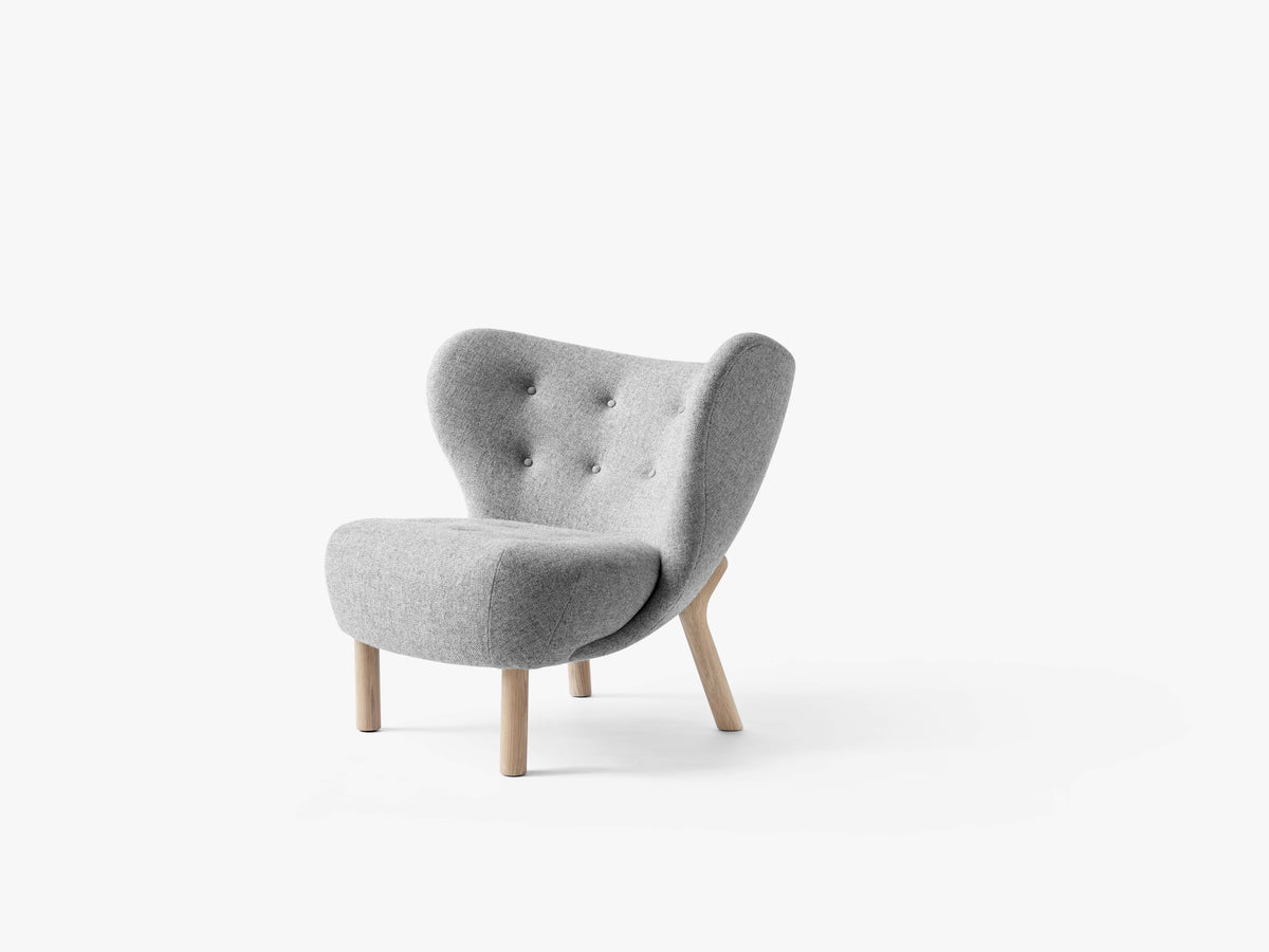 Fauteuil LITTLE PETRA VB1 gestoffeerd met een eiken basis