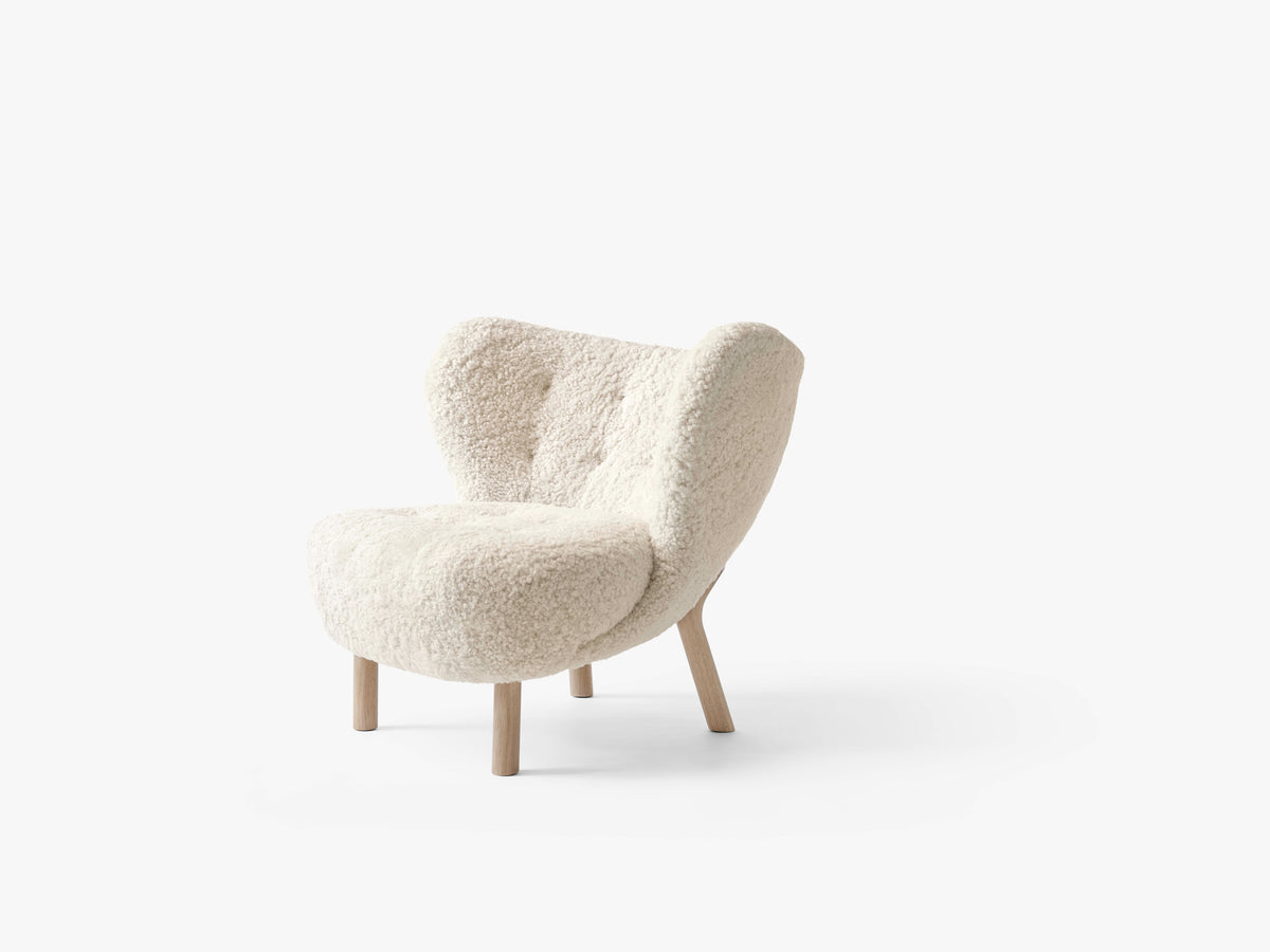 Fauteuil LITTLE PETRA VB1 gestoffeerd met een eiken basis