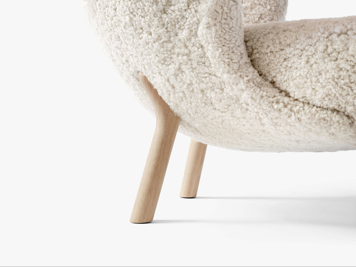 Fauteuil LITTLE PETRA VB1 gestoffeerd met een eiken basis