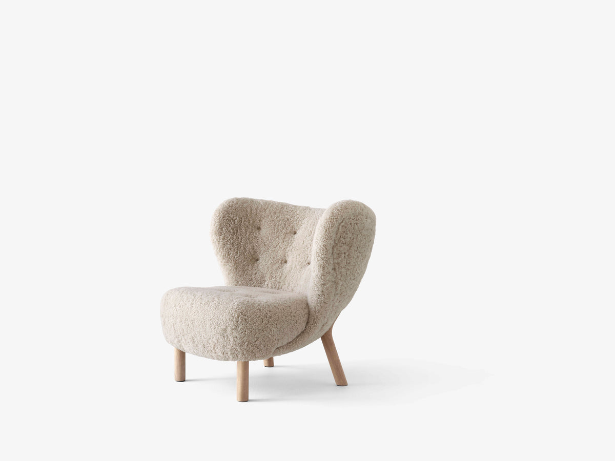 Fauteuil LITTLE PETRA VB1 gestoffeerd met een eiken basis
