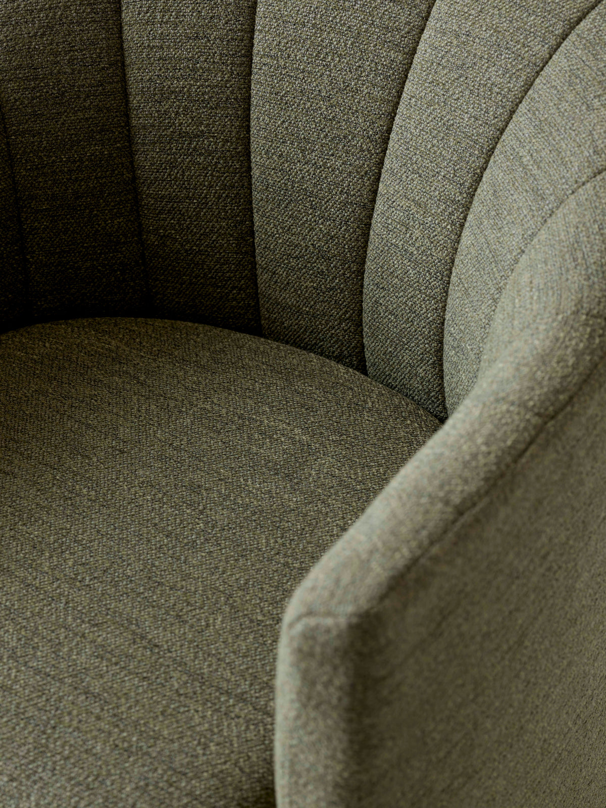 Gestoffeerde LOAFER SC24 fauteuil met armleuningen