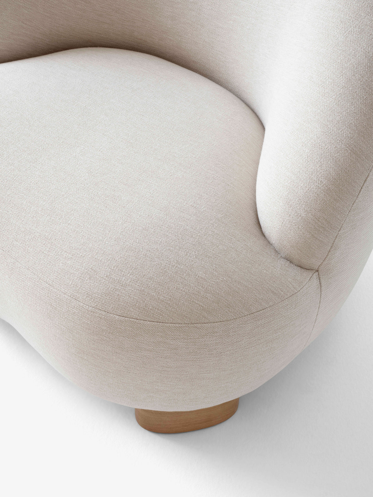 Fauteuil MARGAS LC1 gestoffeerd met een eiken basis