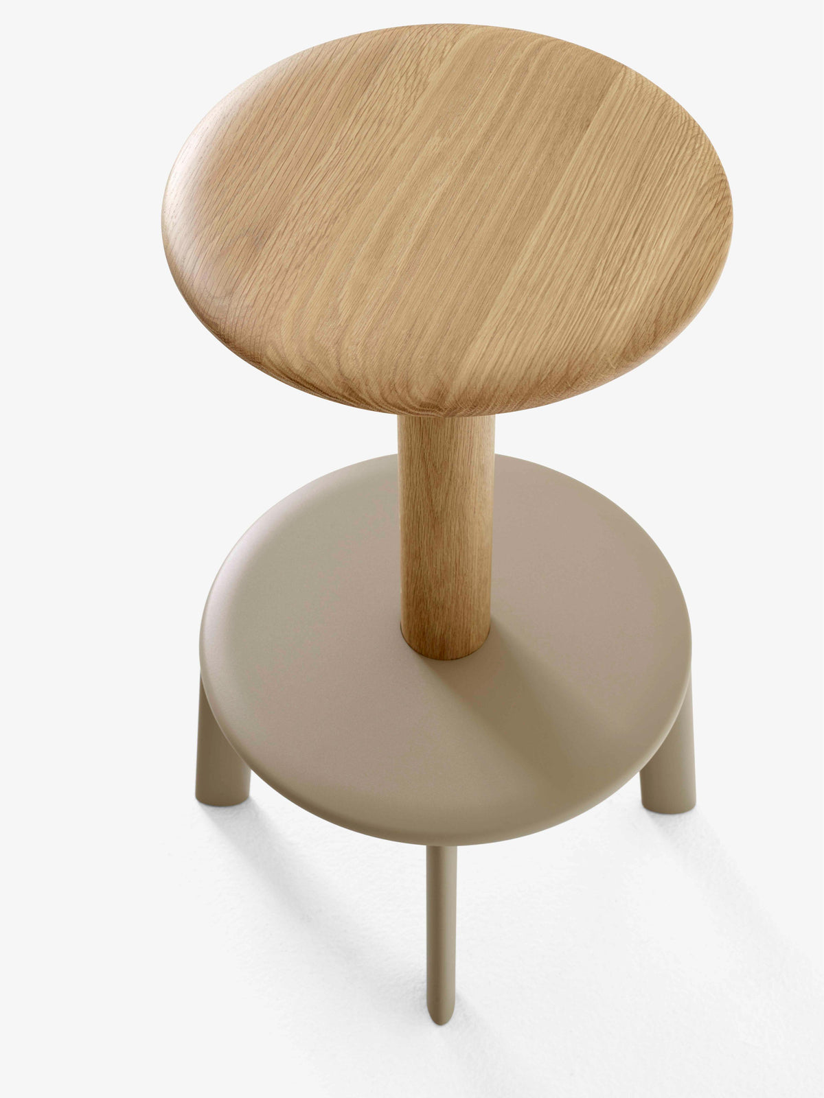 Hocker MASSIF gelakt eiken met een beige stalen basis