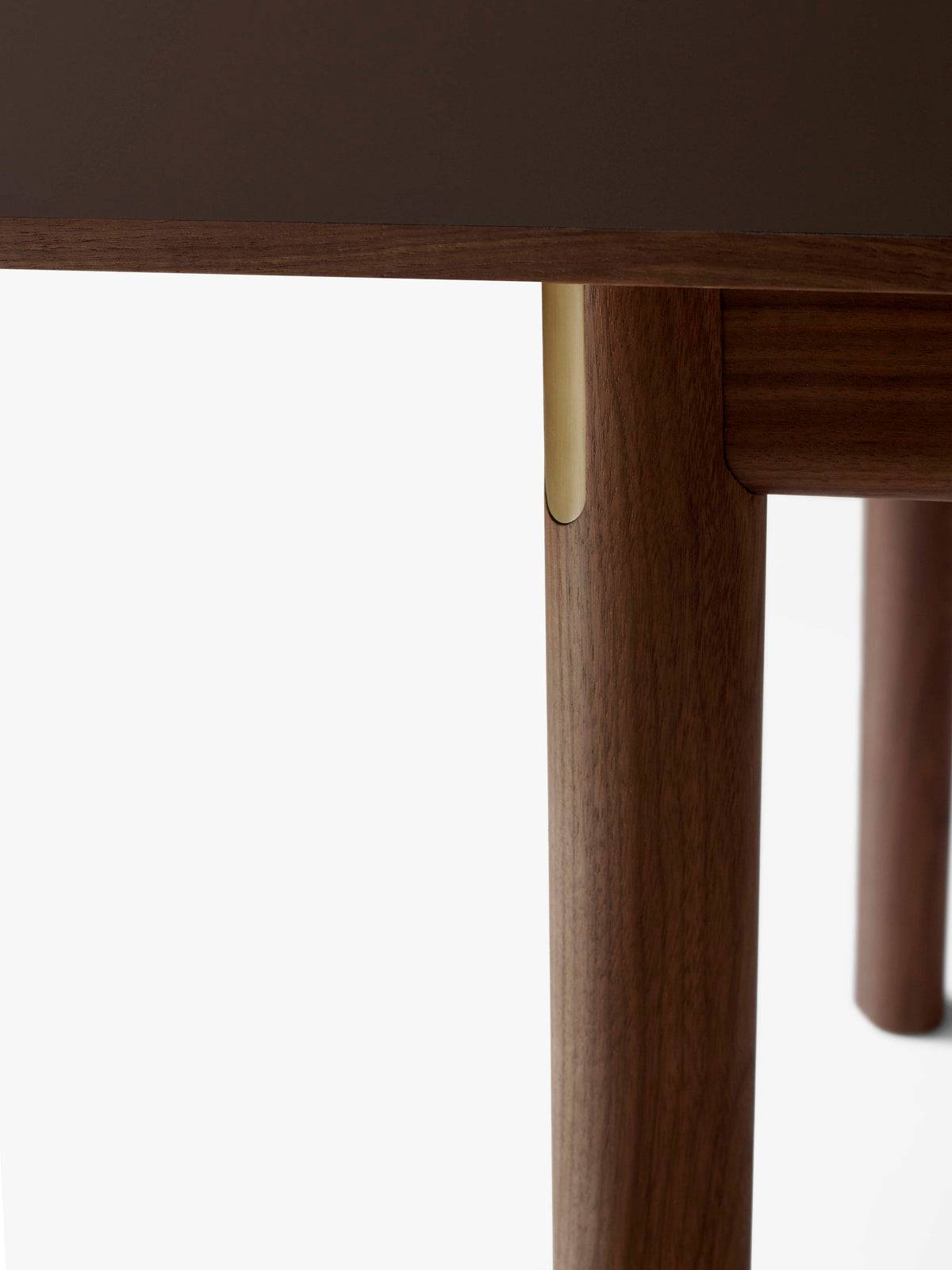 Uitschuifbare tafel PATCH met een bruin laminaatblad en een notenhouten basis