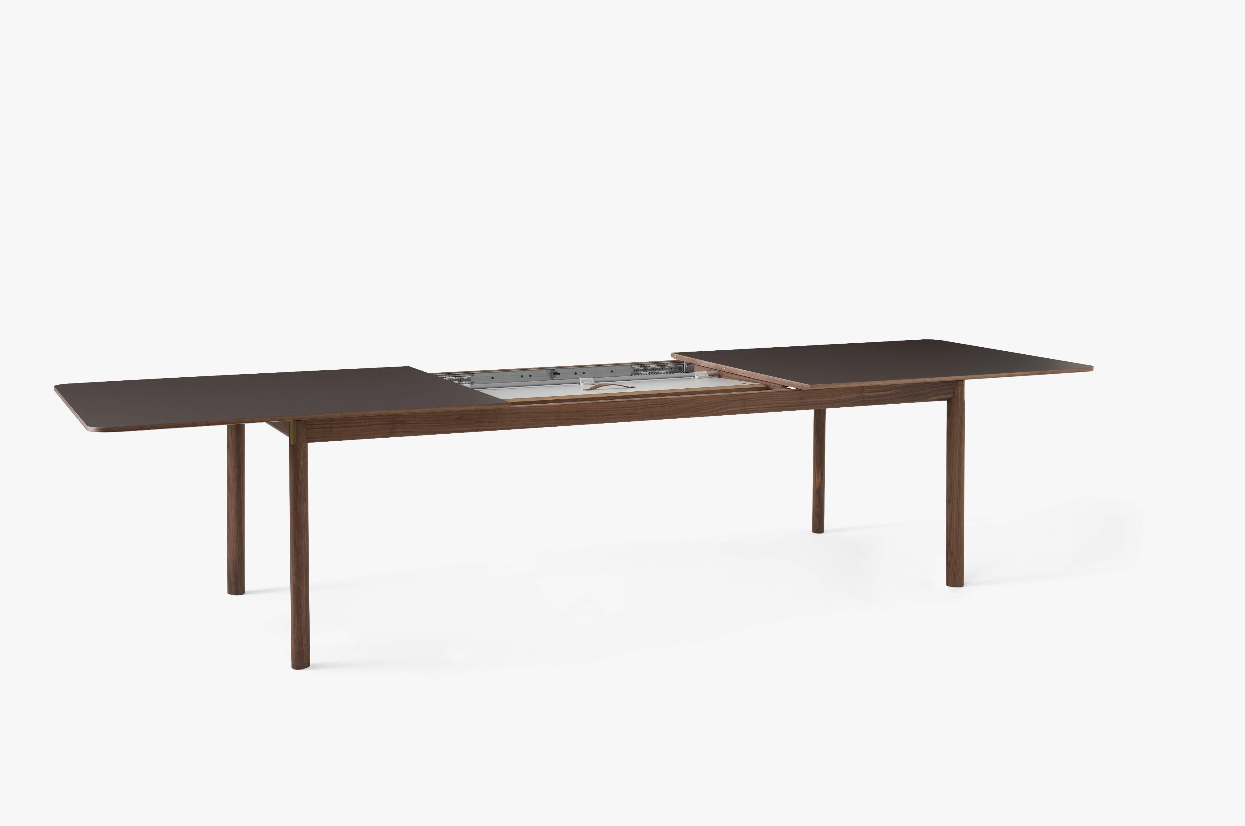 Uitschuifbare tafel PATCH met een bruin laminaatblad en een notenhouten basis