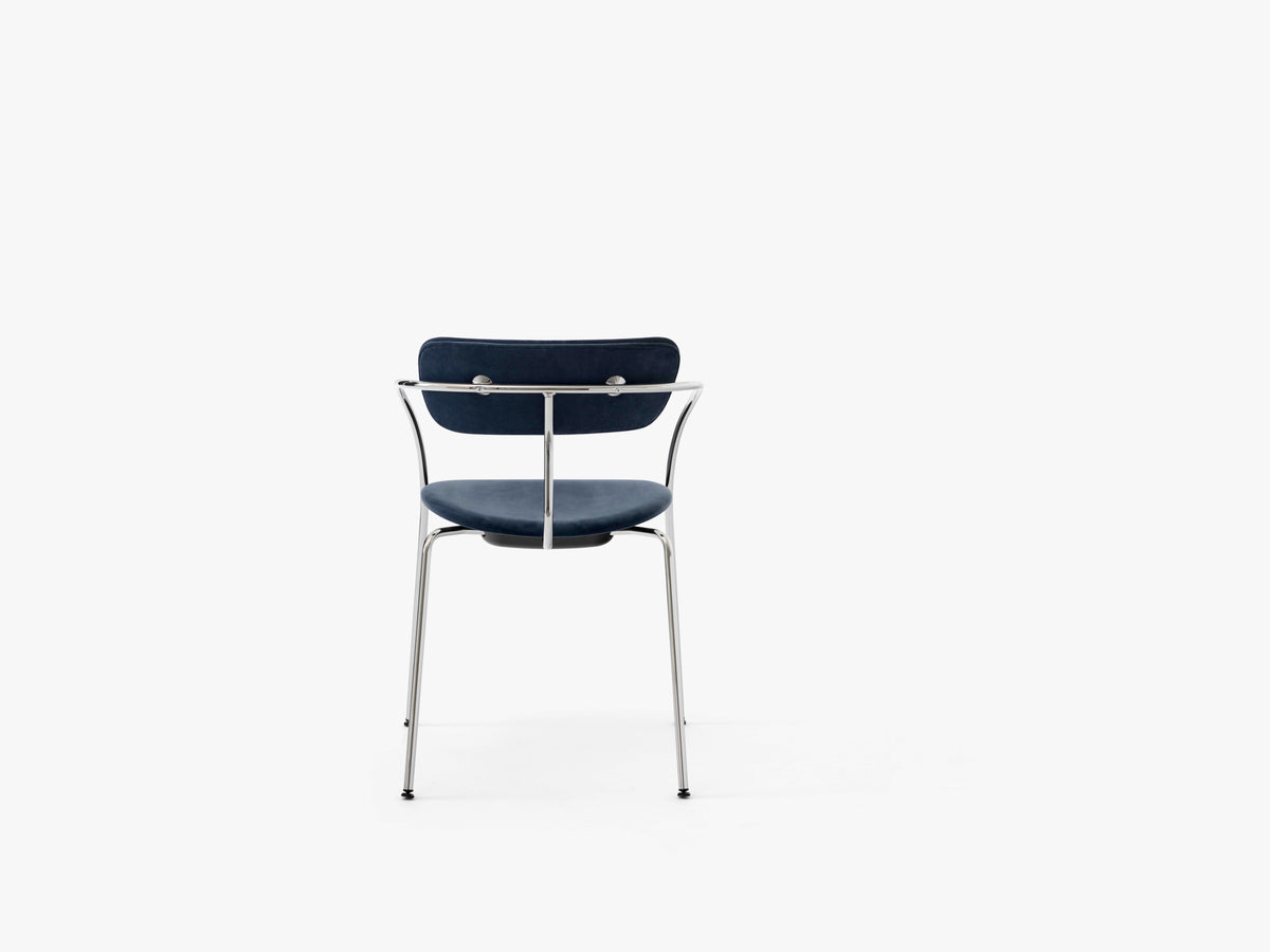 PAVILION AV13 fauteuil met armleuningen, gestoffeerd met een verchroomde basis