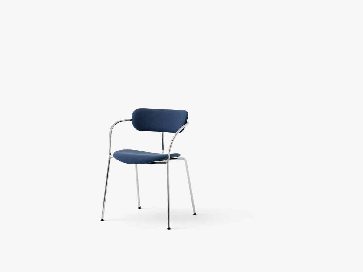 PAVILION AV13 fauteuil met armleuningen, gestoffeerd met een verchroomde basis