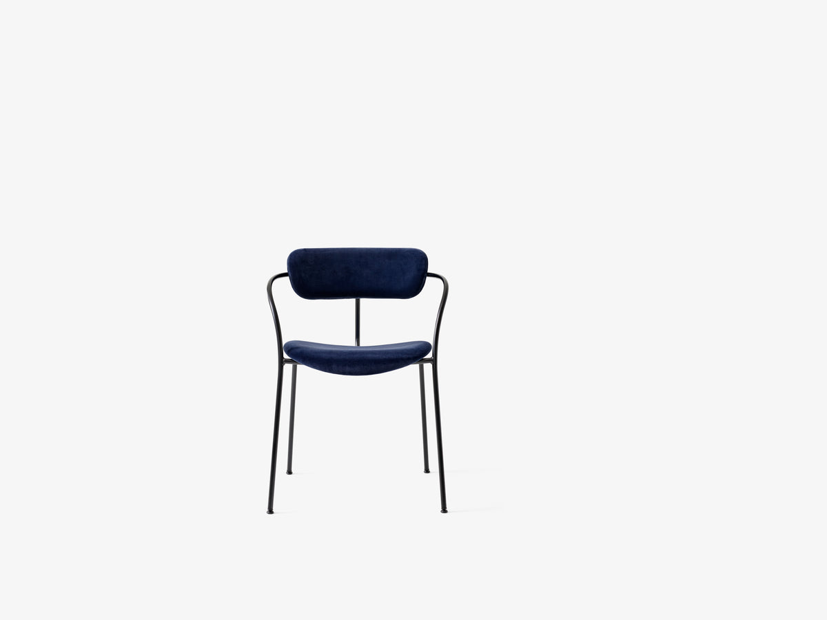 PAVILION AV13 fauteuil met armleuningen, gestoffeerd met een zwarte basis