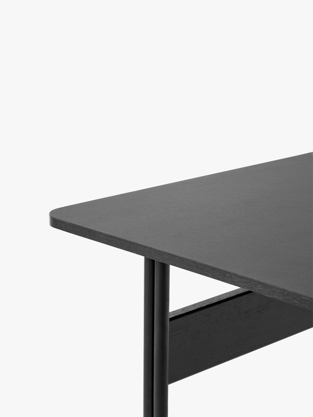 Bureau PAVILION met een zwart linoleumblad, zwart eiken afwerking en een zwarte stalen basis