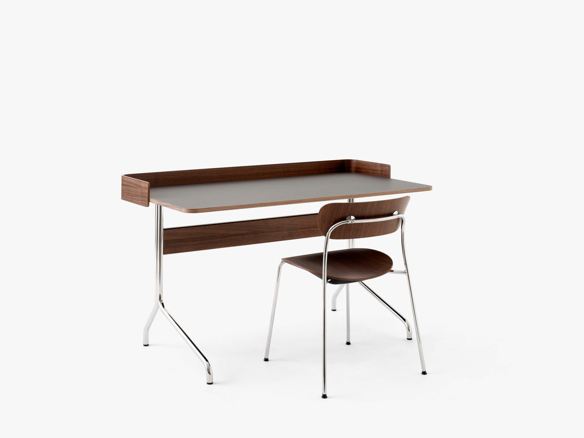 Bureau PAVILION met een grafietkleurig linoleumblad, notenhouten afwerking en een stalen basis