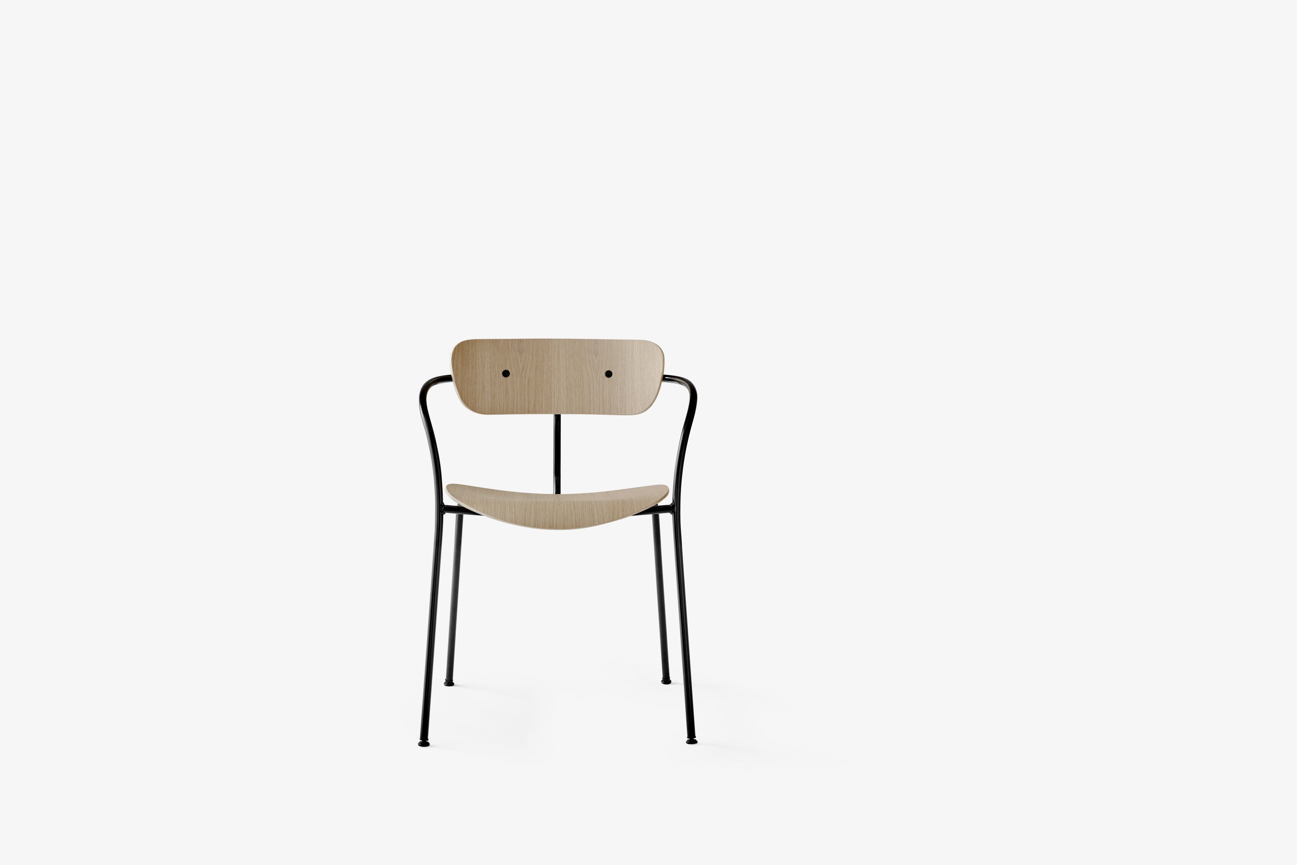 PAVILION AV2 fauteuil met armleuningen, gelakt eiken met zwarte basis