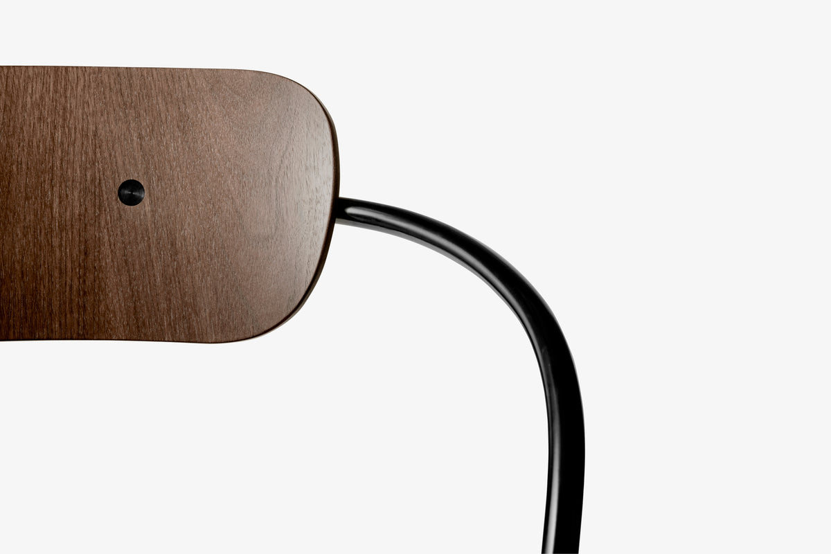 PAVILION AV2 fauteuil met armleuningen, gelakt notenhout met zwarte basis