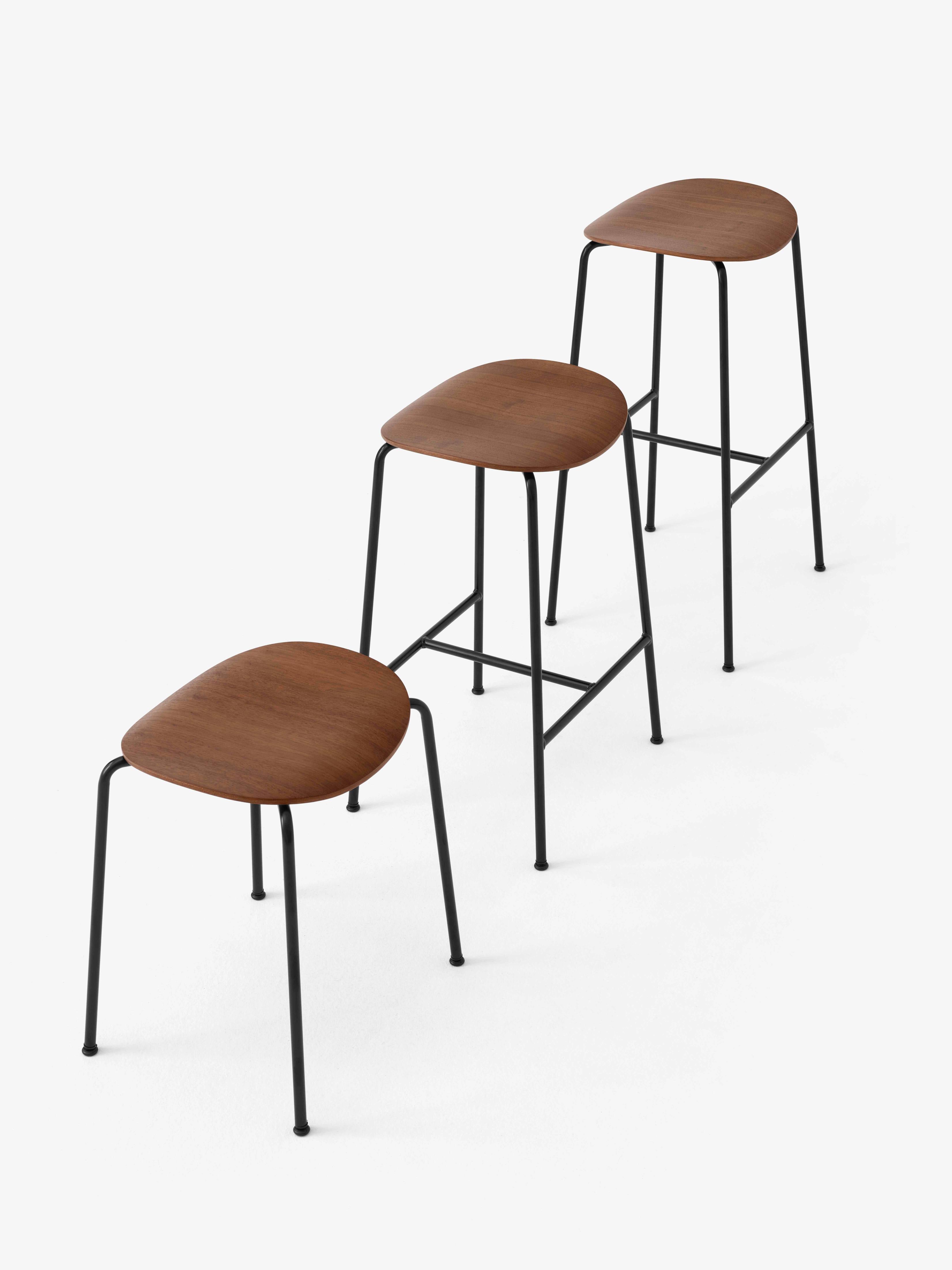 Hocker PAVILION notenhout met een zwarte stalen basis