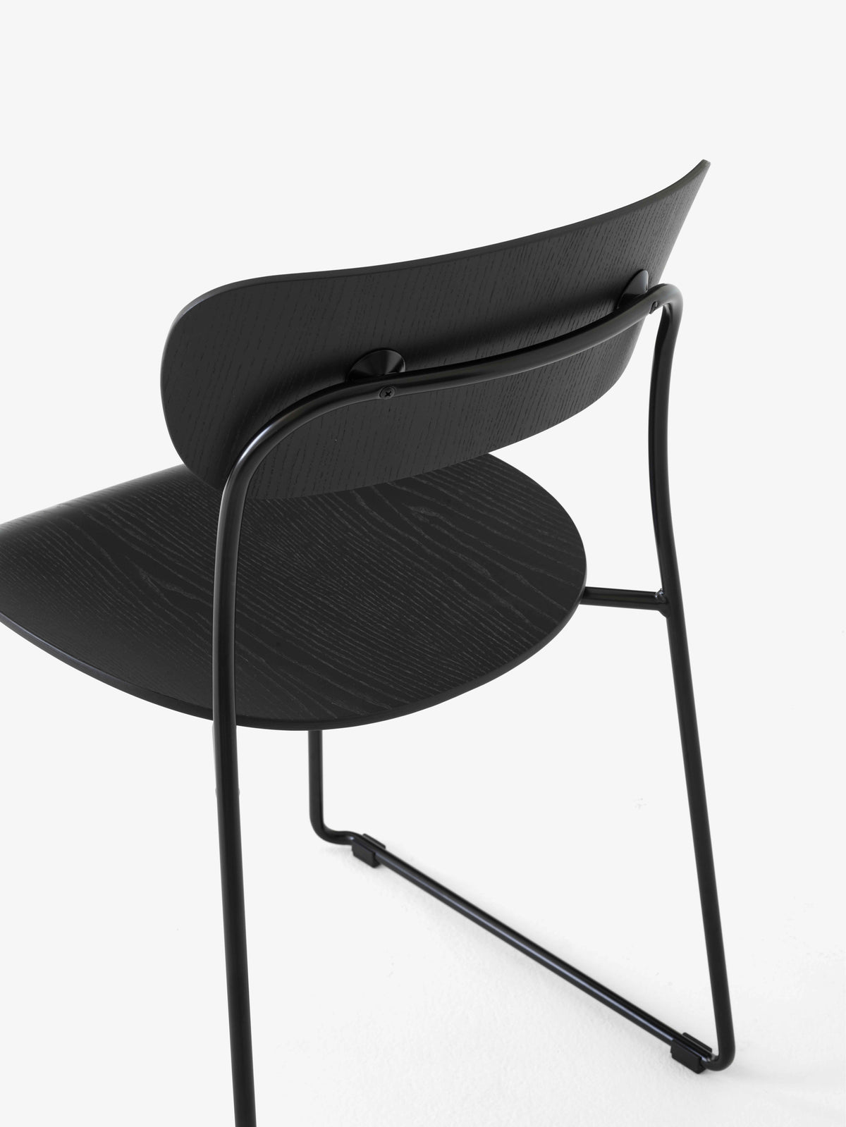PAVILION AV51 stoel zwart gelakt eiken met zwarte basis