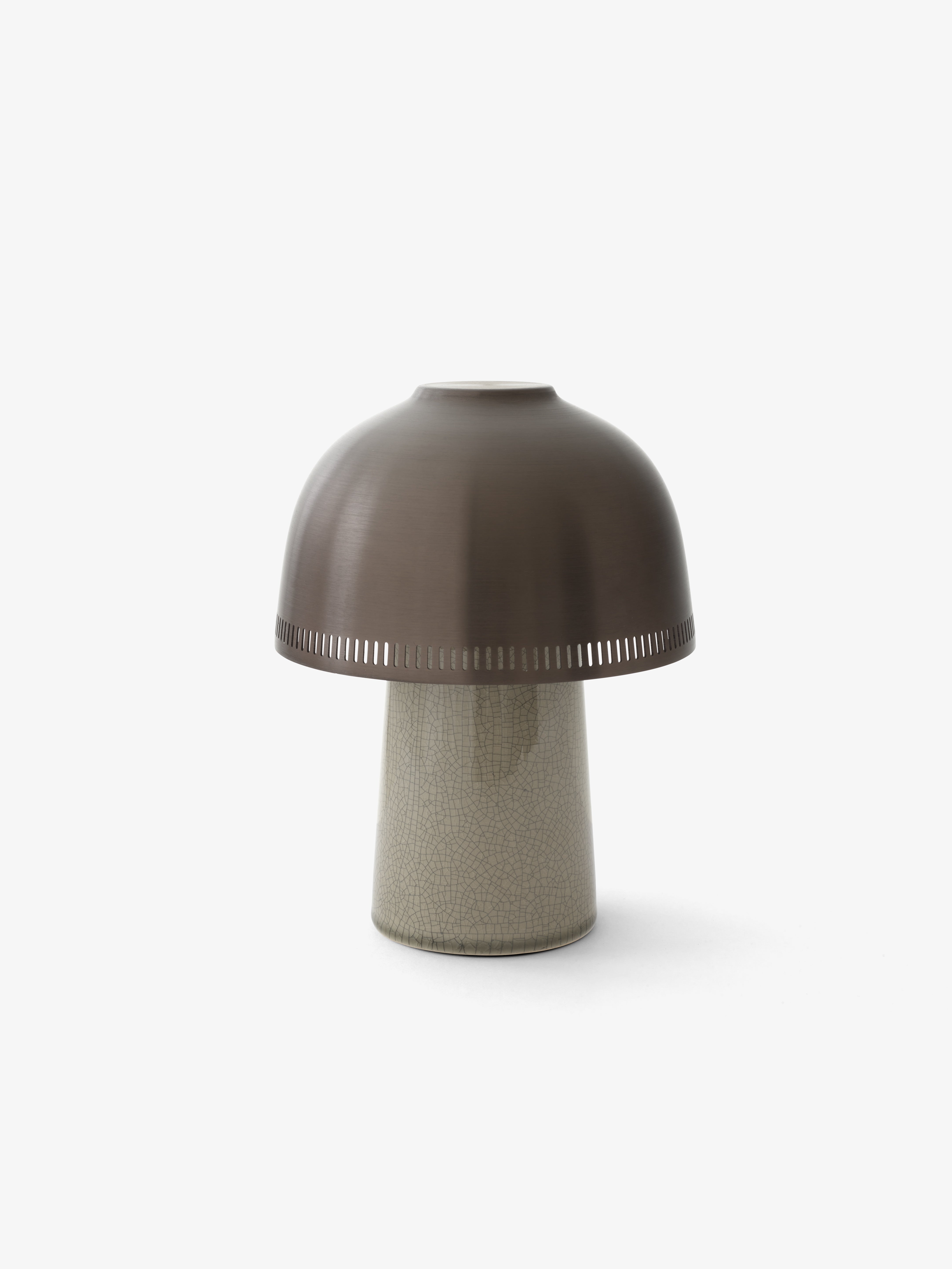 Draagbare lamp RAKU SH8 met een bruine kap en een beige voet.