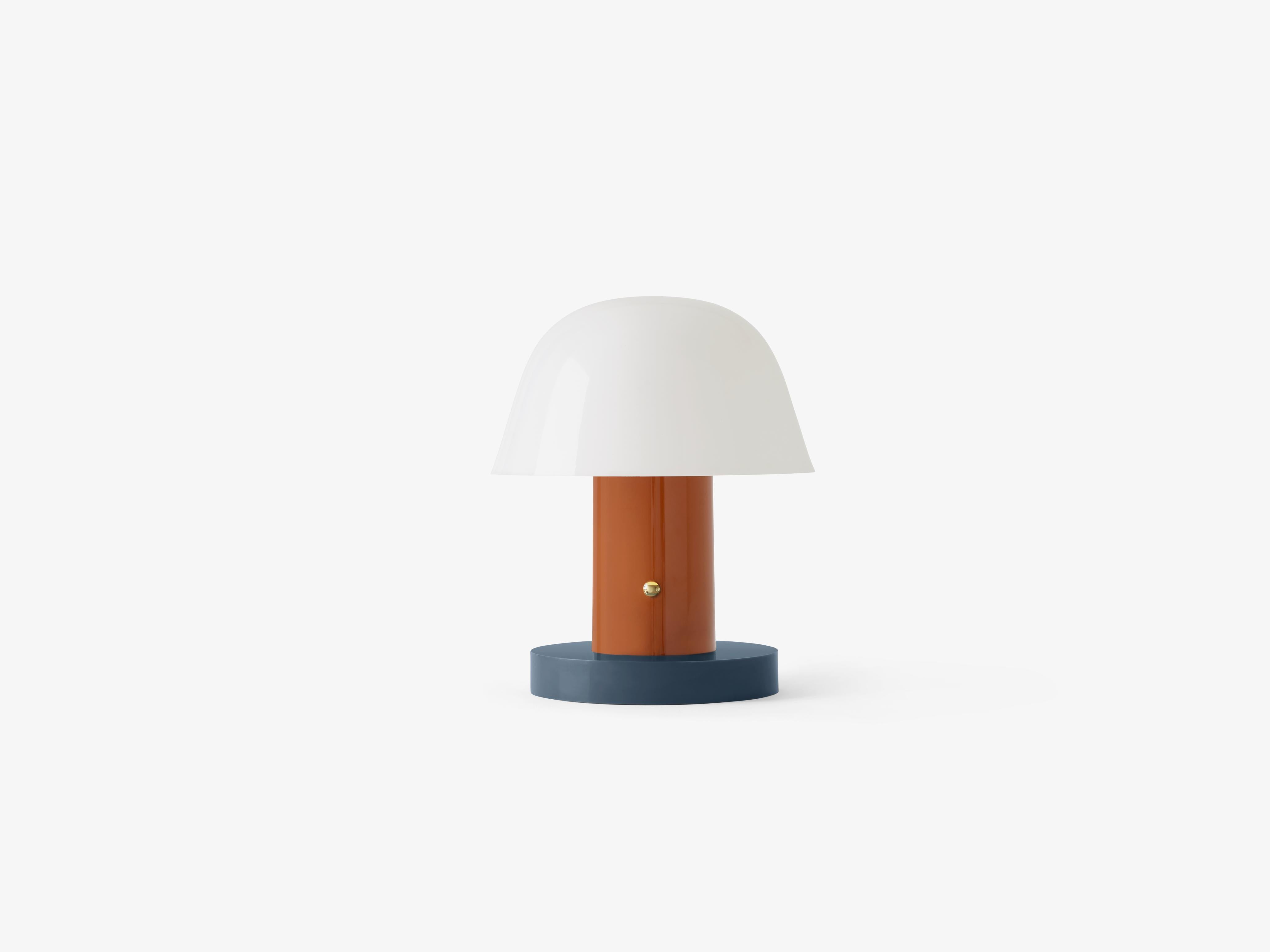 Draagbare lamp SETAGO JH27 met een crèmekleurige kap en een oranje-blauwe voet.