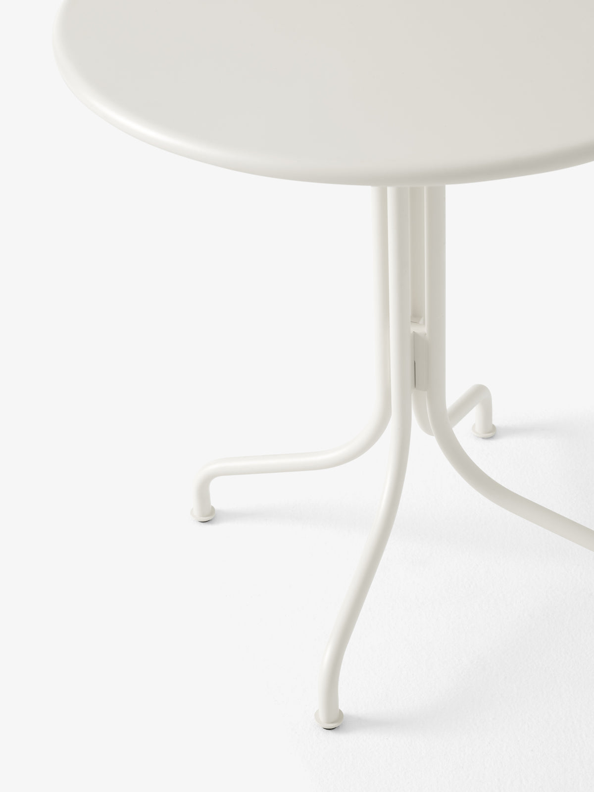 Ronde buitentafel THORVALD SC96 ivoorkleurig