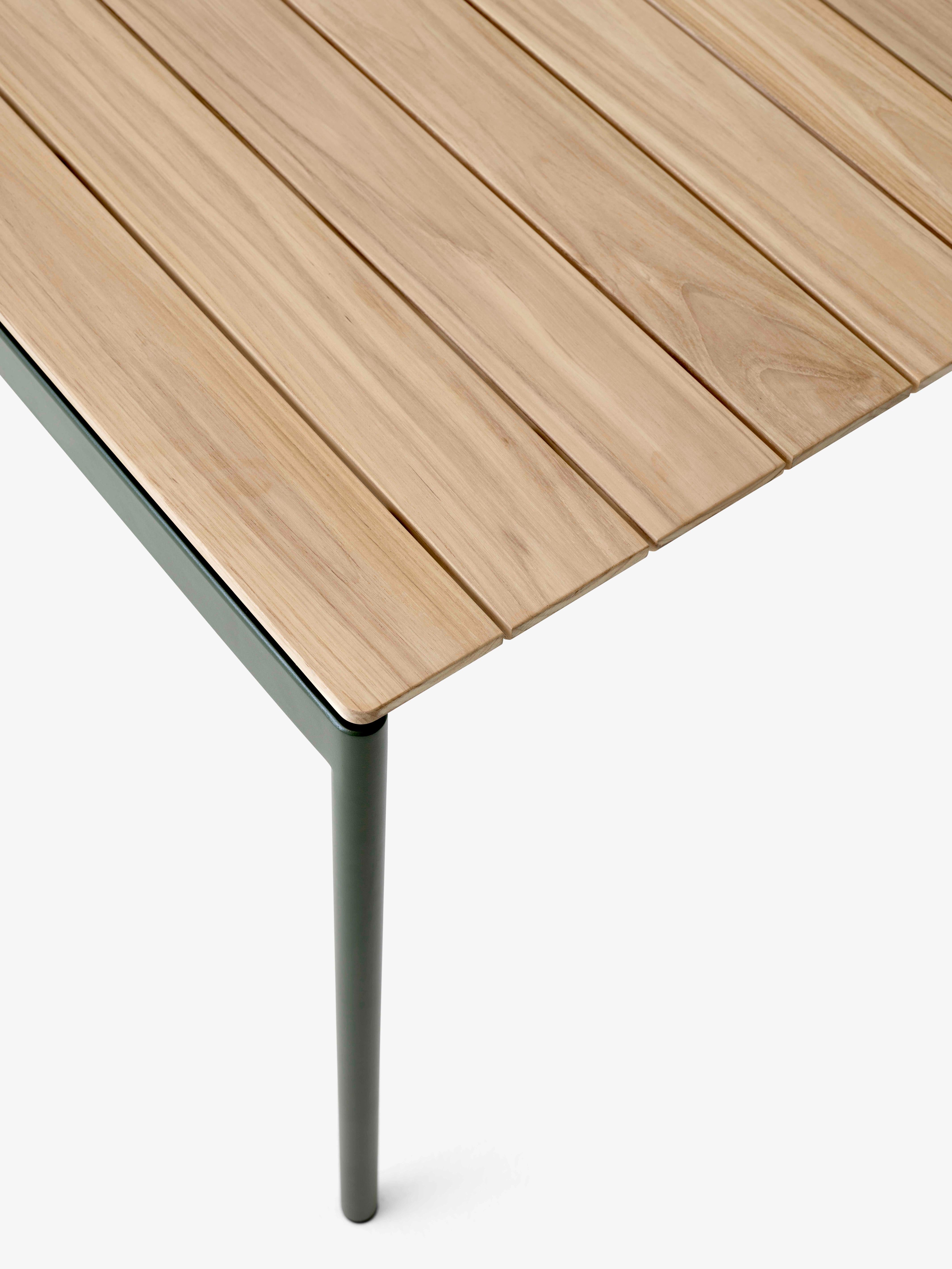 Buiten tafel VILLE teakhout met een donkergroene basis