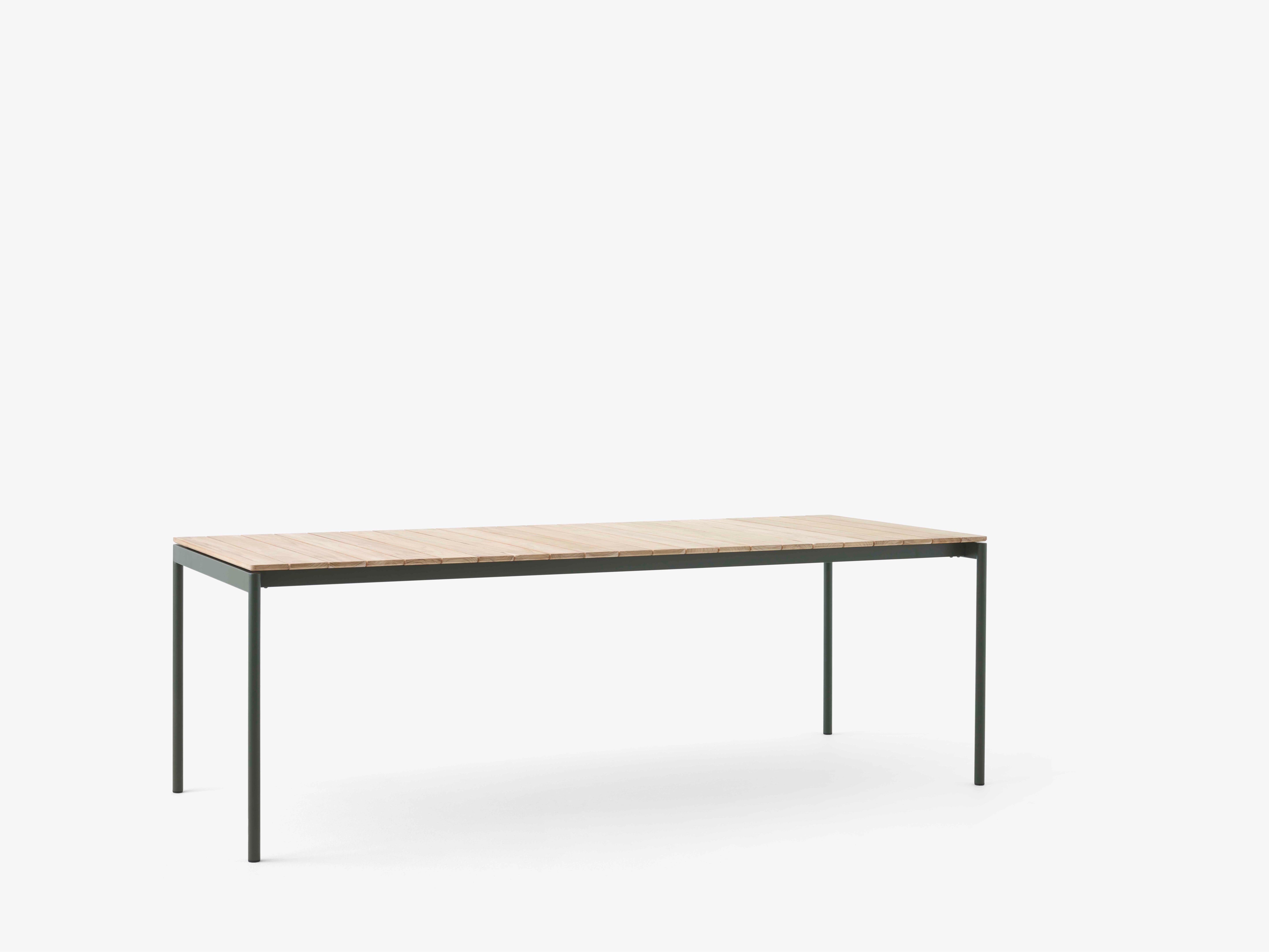Buiten tafel VILLE teakhout met een donkergroene basis