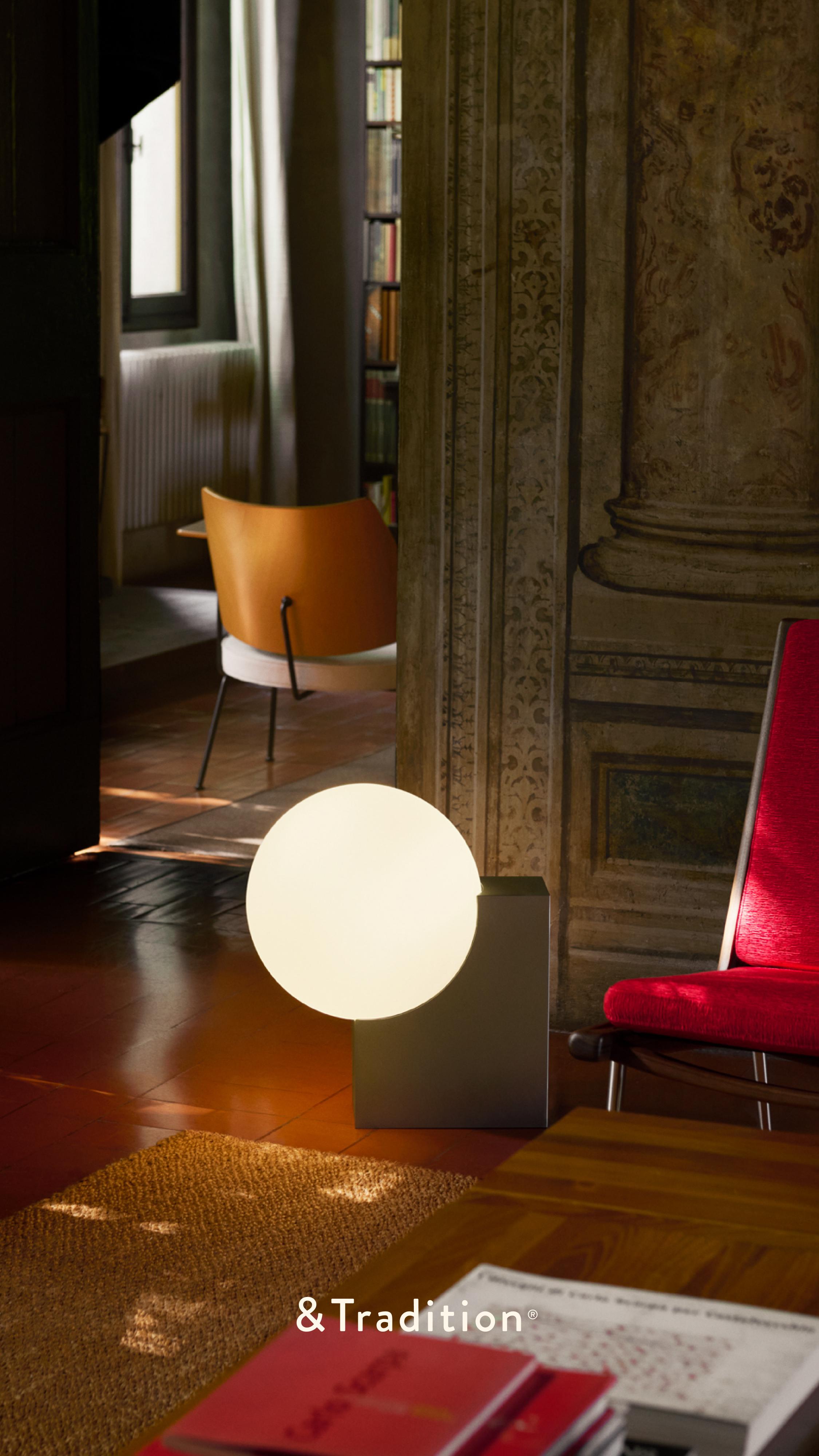 Vloerlamp JOURNEY SH4 met glazen kap en geborstelde stalen voet.