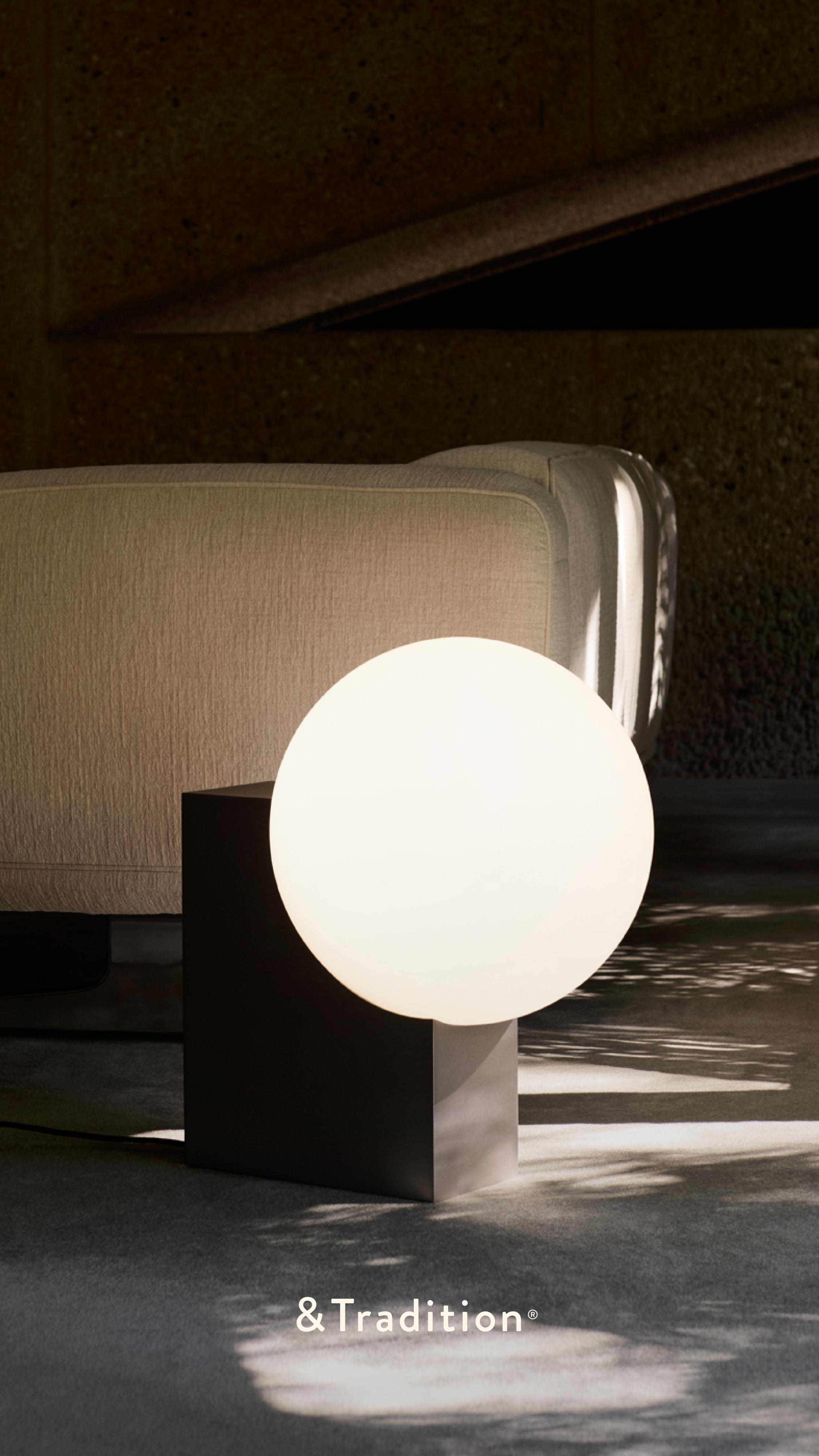 Vloerlamp JOURNEY SH4 met glazen kap en geborstelde stalen voet.